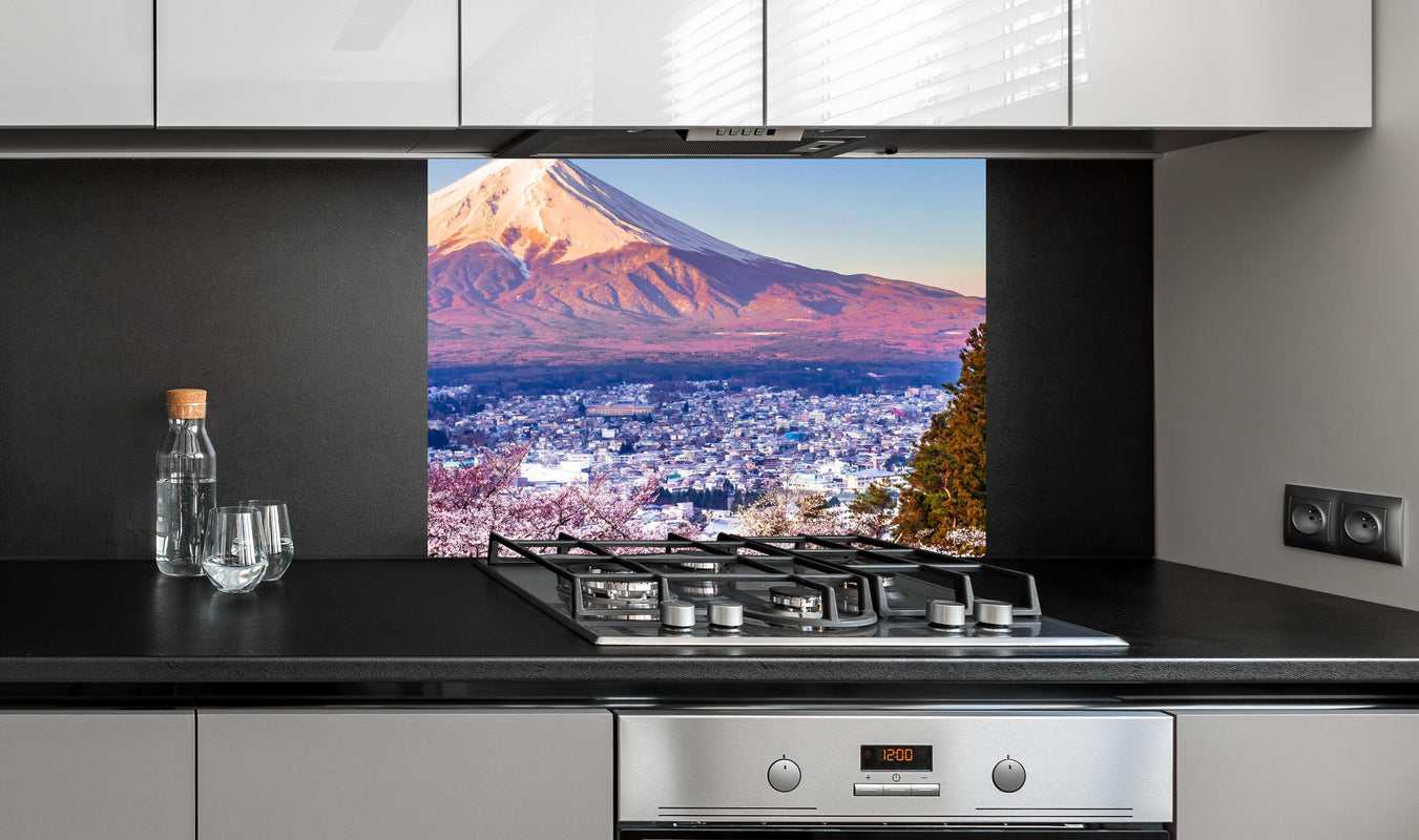 Spritzschutz - Anziehender Anblick auf Berg Fuji an edler Anthrazit-Wand hinter silbernem Gasherd