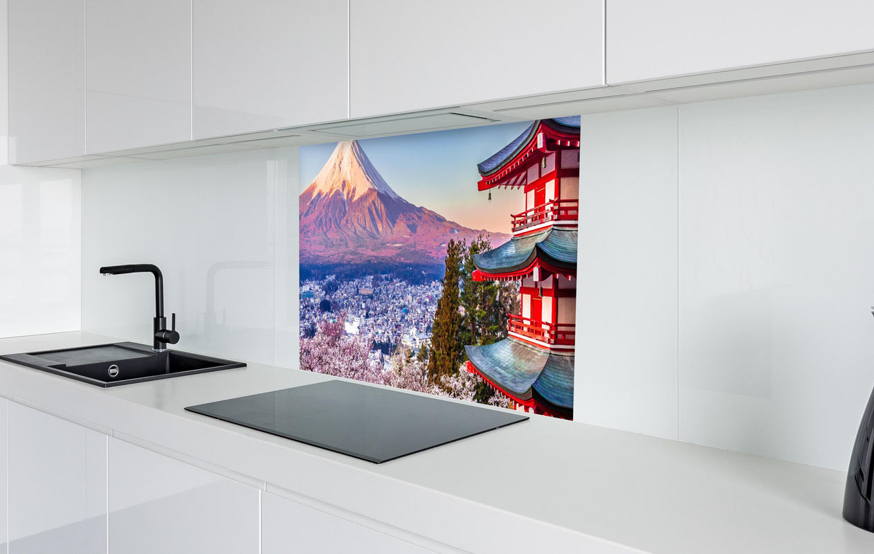 Spritzschutz - Anziehender Anblick auf Berg Fuji  in weißer Hochglanz-Küche hinter einem Cerankochfeld