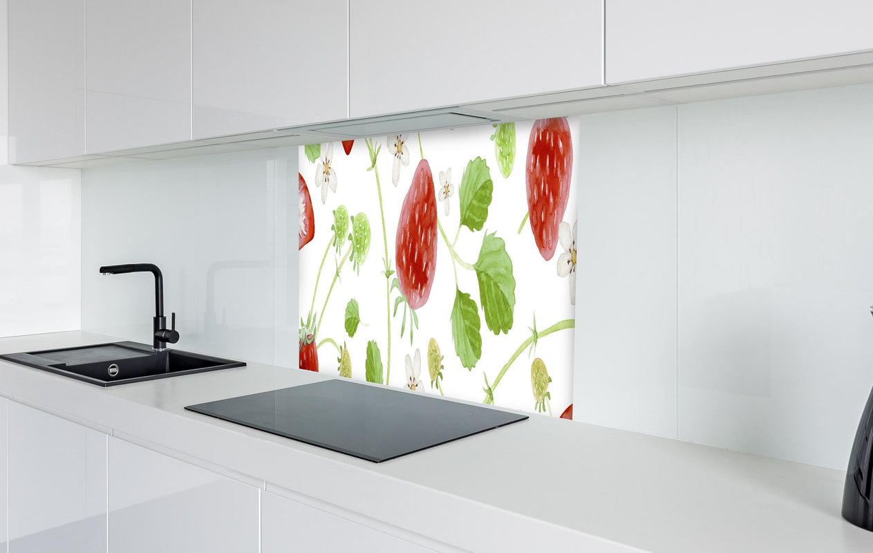 Spritzschutz - Aquarell Erdbeeren Hintergrund  in weißer Hochglanz-Küche hinter einem Cerankochfeld