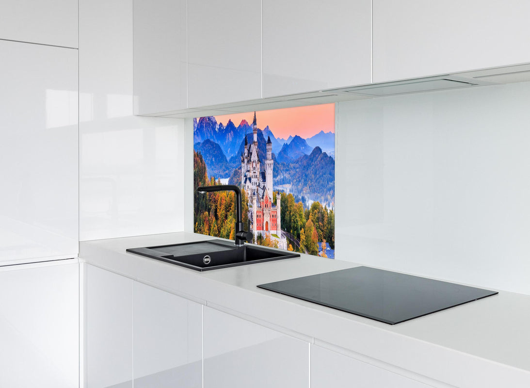 Spritzschutz - Ästhetisches Schloss Neuschawn hinter modernem schwarz-matten Spülbecken in weißer Hochglanz-Küche
