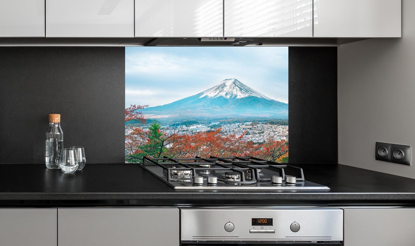 Spritzschutz - Aussicht auf Berg Fuji an edler Anthrazit-Wand hinter silbernem Gasherd