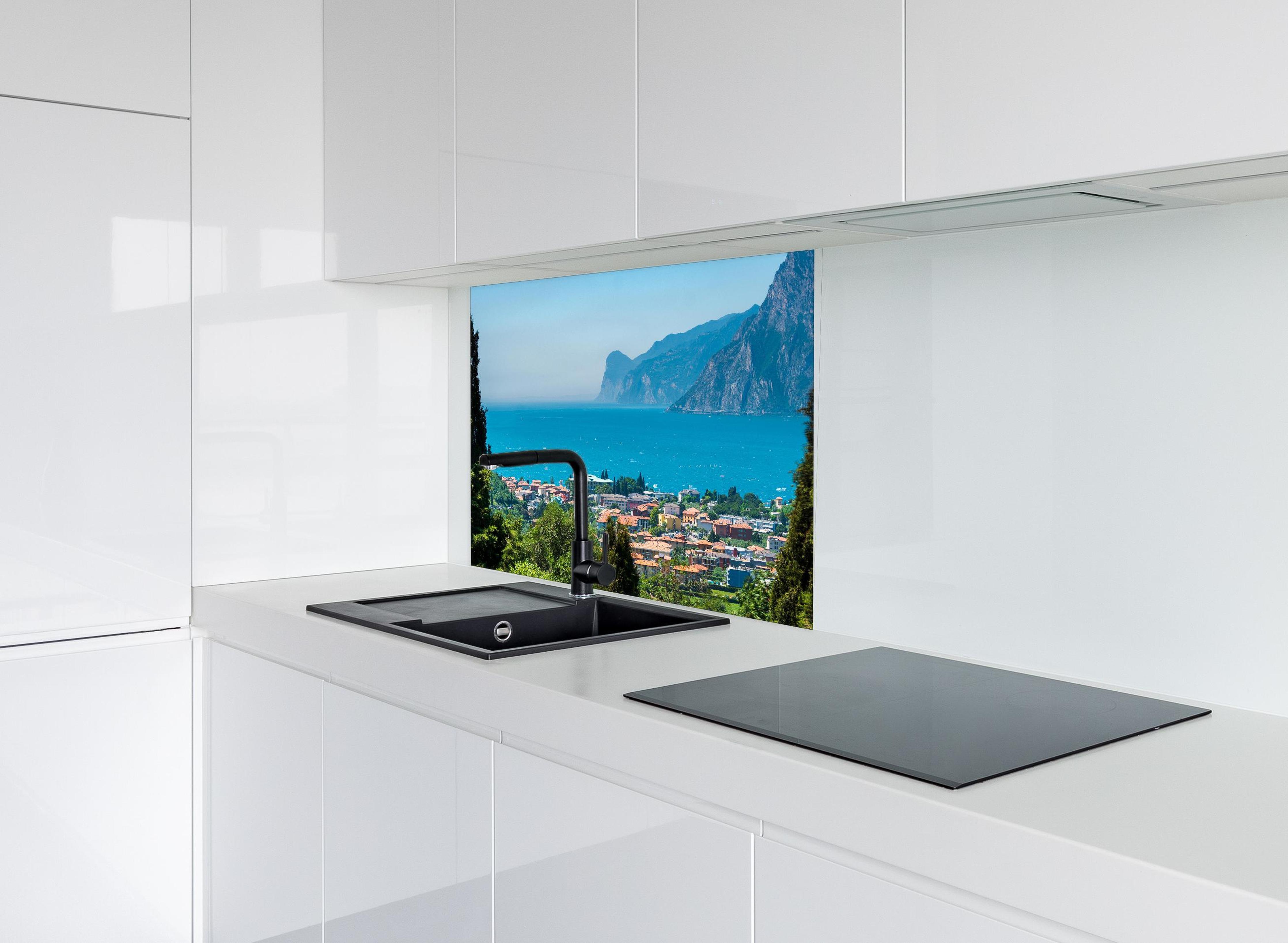 Spritzschutz - Aussicht vom Gipfel auf Gardasee hinter modernem schwarz-matten Spülbecken in weißer Hochglanz-Küche