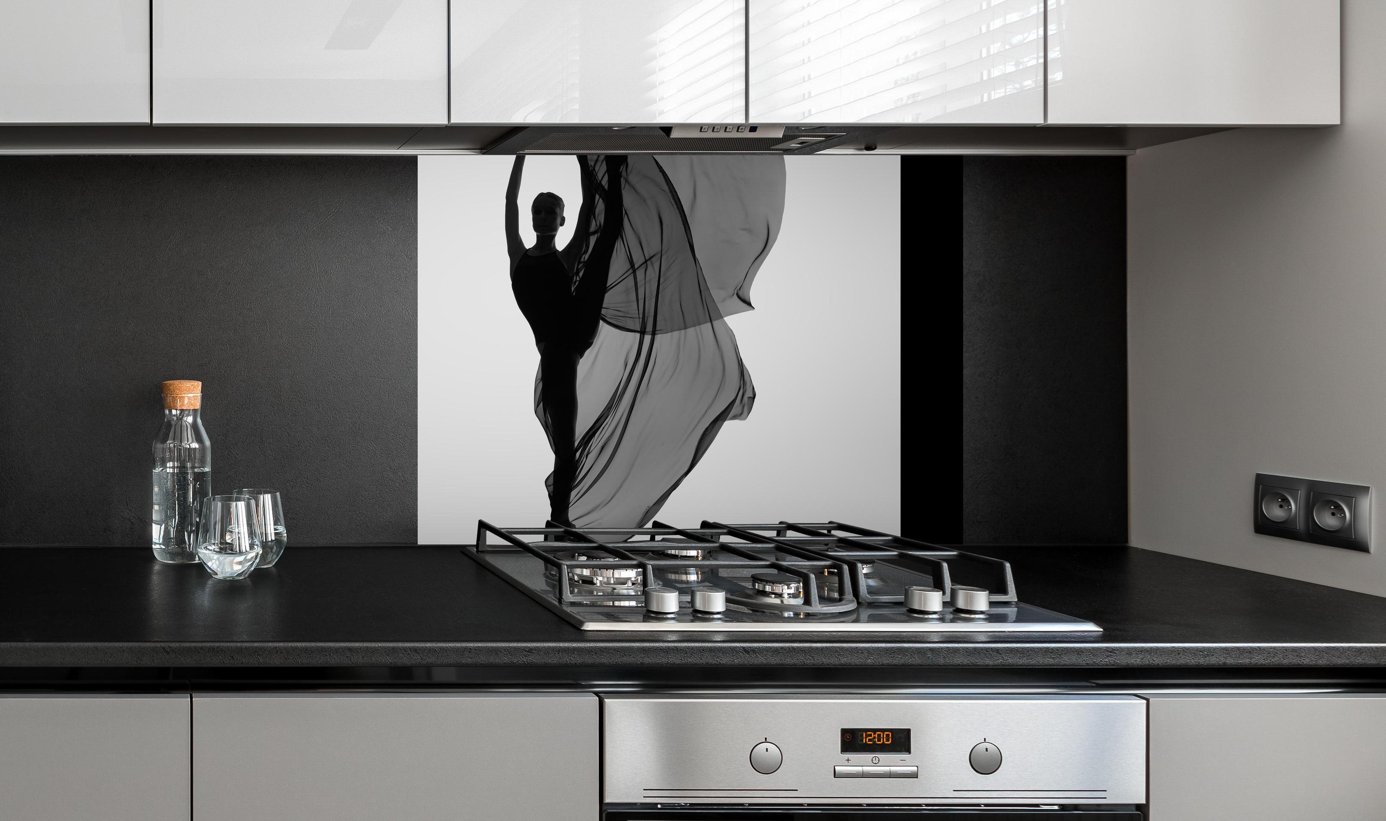 Spritzschutz - Ballerina tanzt mit schwarzem Tuch an edler Anthrazit-Wand hinter silbernem Gasherd