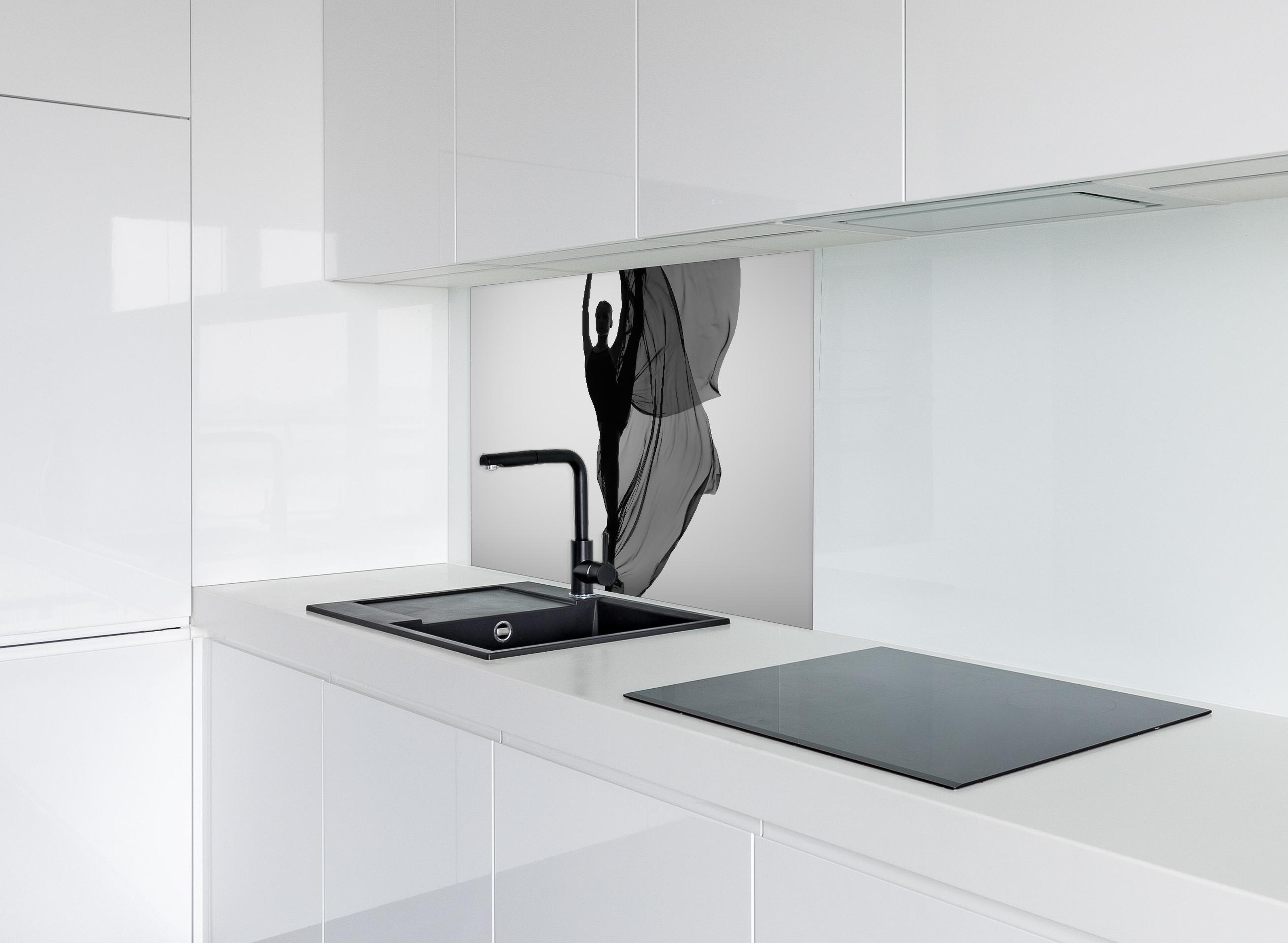 Spritzschutz - Ballerina tanzt mit schwarzem Tuch hinter modernem schwarz-matten Spülbecken in weißer Hochglanz-Küche