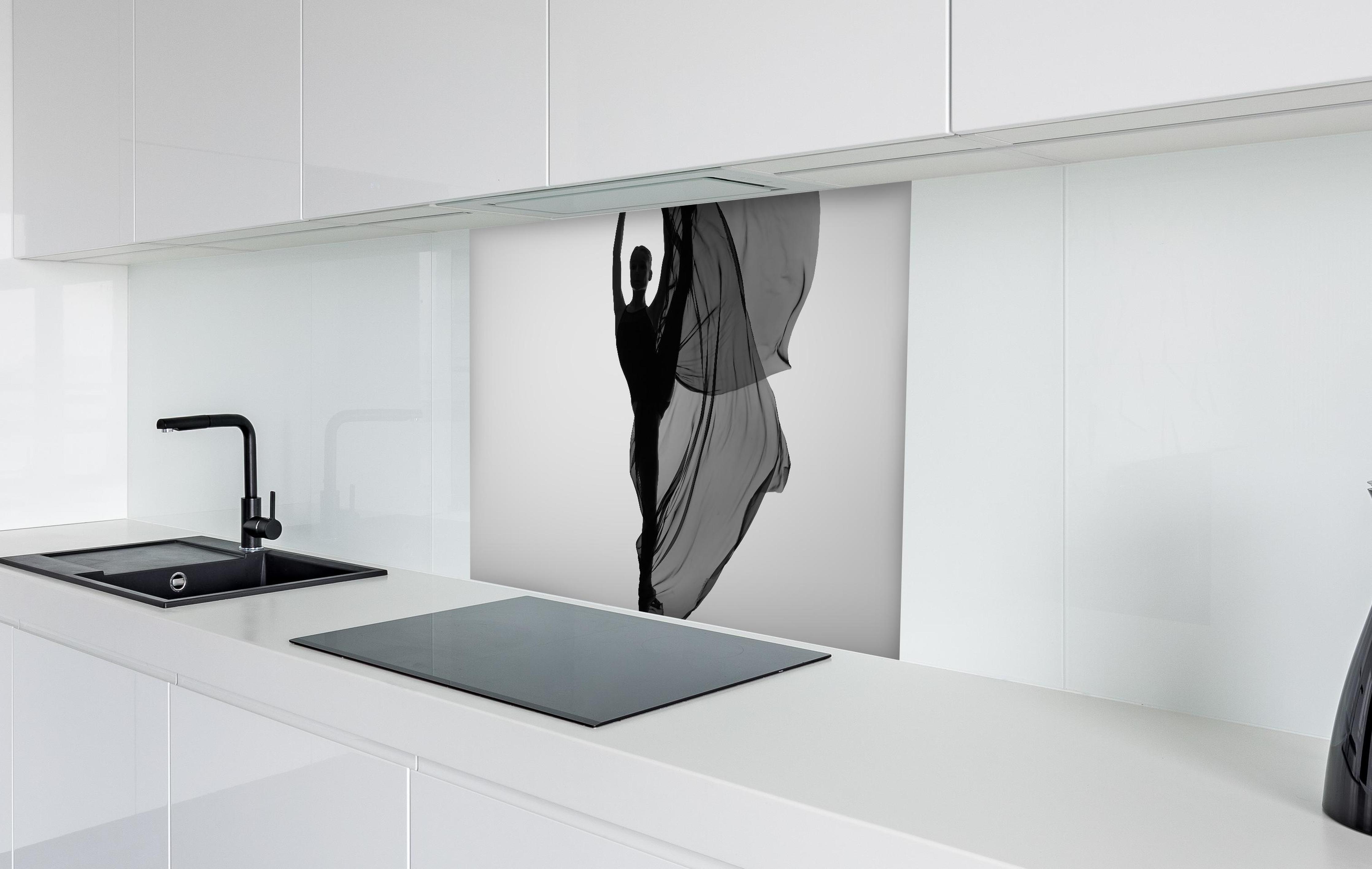 Spritzschutz - Ballerina tanzt mit schwarzem Tuch  in weißer Hochglanz-Küche hinter einem Cerankochfeld