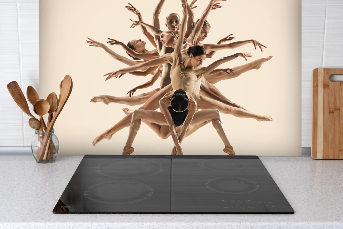 Spritzschutz - Ballet Tänzerinnen Zeitgenössische Ballettkunst hinter einem Cerankochfeld zwischen Holz-Kochutensilien
