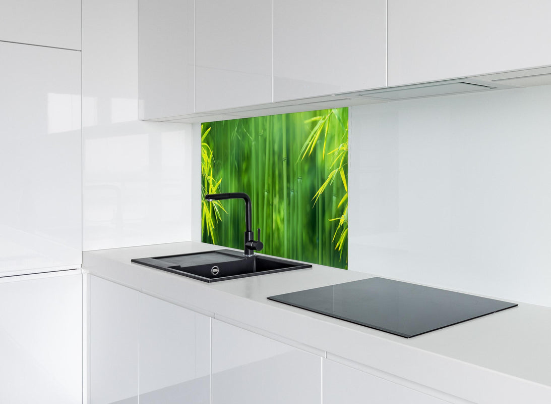 Spritzschutz - Bambuswald hinter modernem schwarz-matten Spülbecken in weißer Hochglanz-Küche