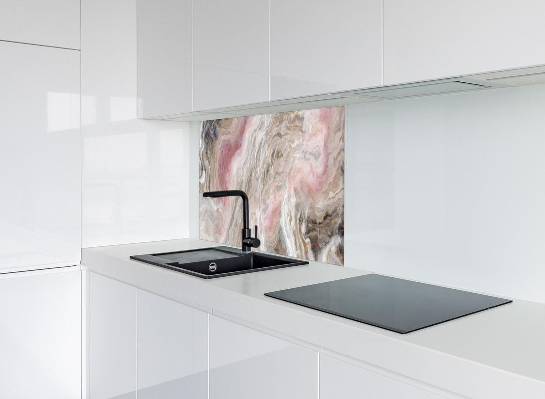 Spritzschutz - Beigefarbiger Marmor hinter modernem schwarz-matten Spülbecken in weißer Hochglanz-Küche