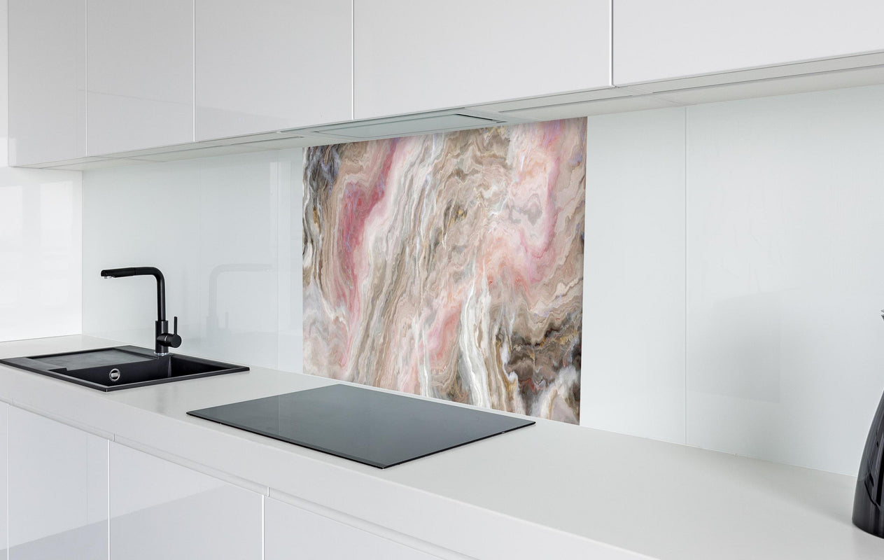 Spritzschutz - Beigefarbiger Marmor  in weißer Hochglanz-Küche hinter einem Cerankochfeld
