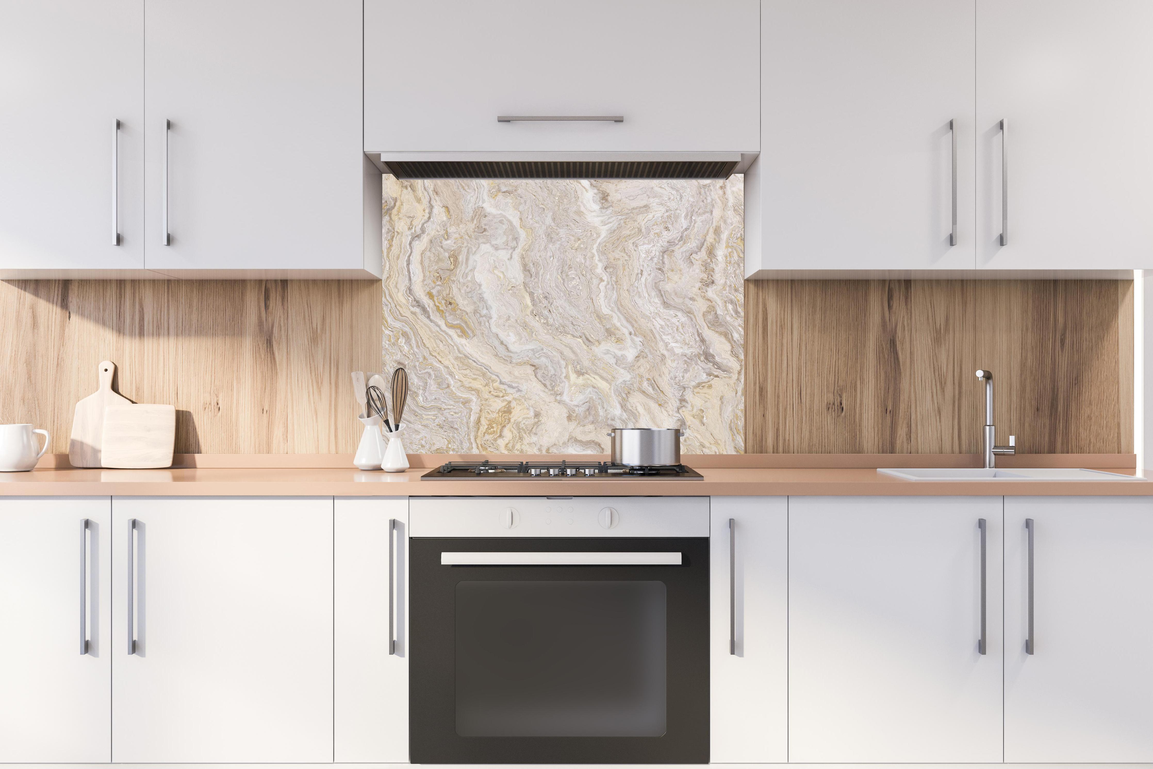 Spritzschutz - Beiger Travertinmarmor hinter stilvollem Gasherd unter Dunstabzugshaube