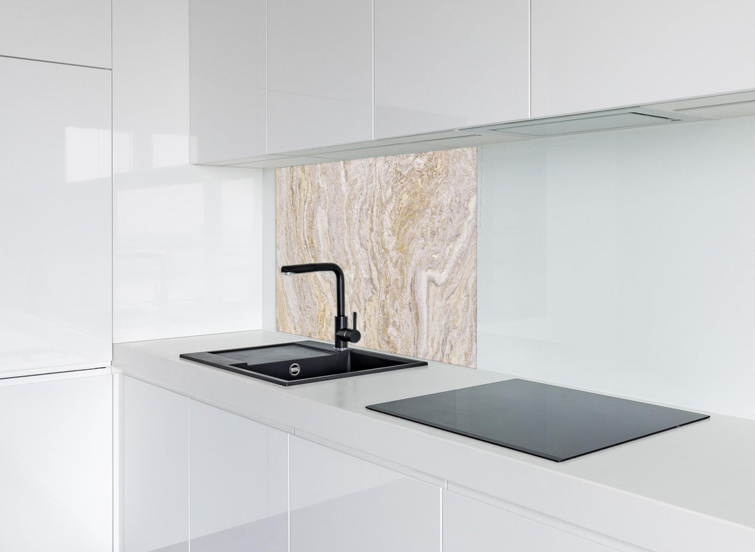 Spritzschutz - Beiger Travertinmarmor hinter modernem schwarz-matten Spülbecken in weißer Hochglanz-Küche