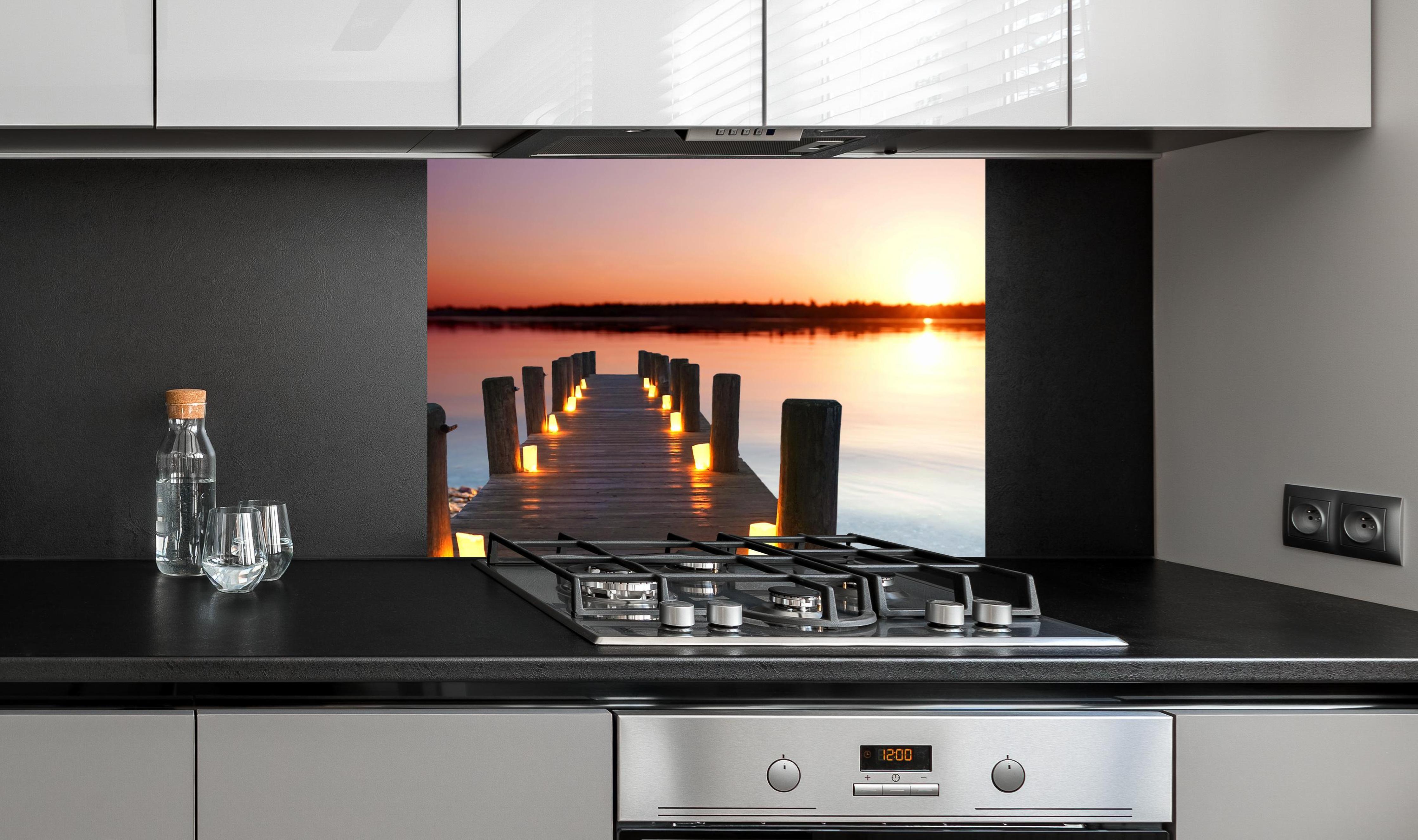 Spritzschutz - Beleuchteter romantischer Steg am Strand an edler Anthrazit-Wand hinter silbernem Gasherd