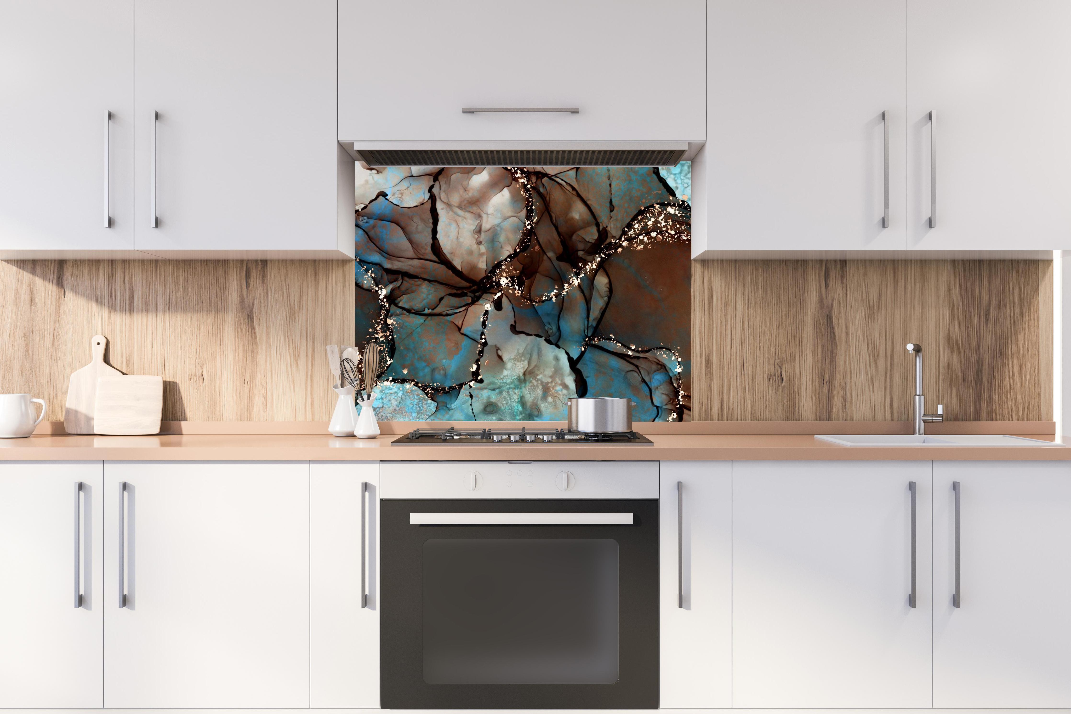 Spritzschutz - Bläulich flüssige Tinte mit Goldelementen hinter stilvollem Gasherd unter Dunstabzugshaube