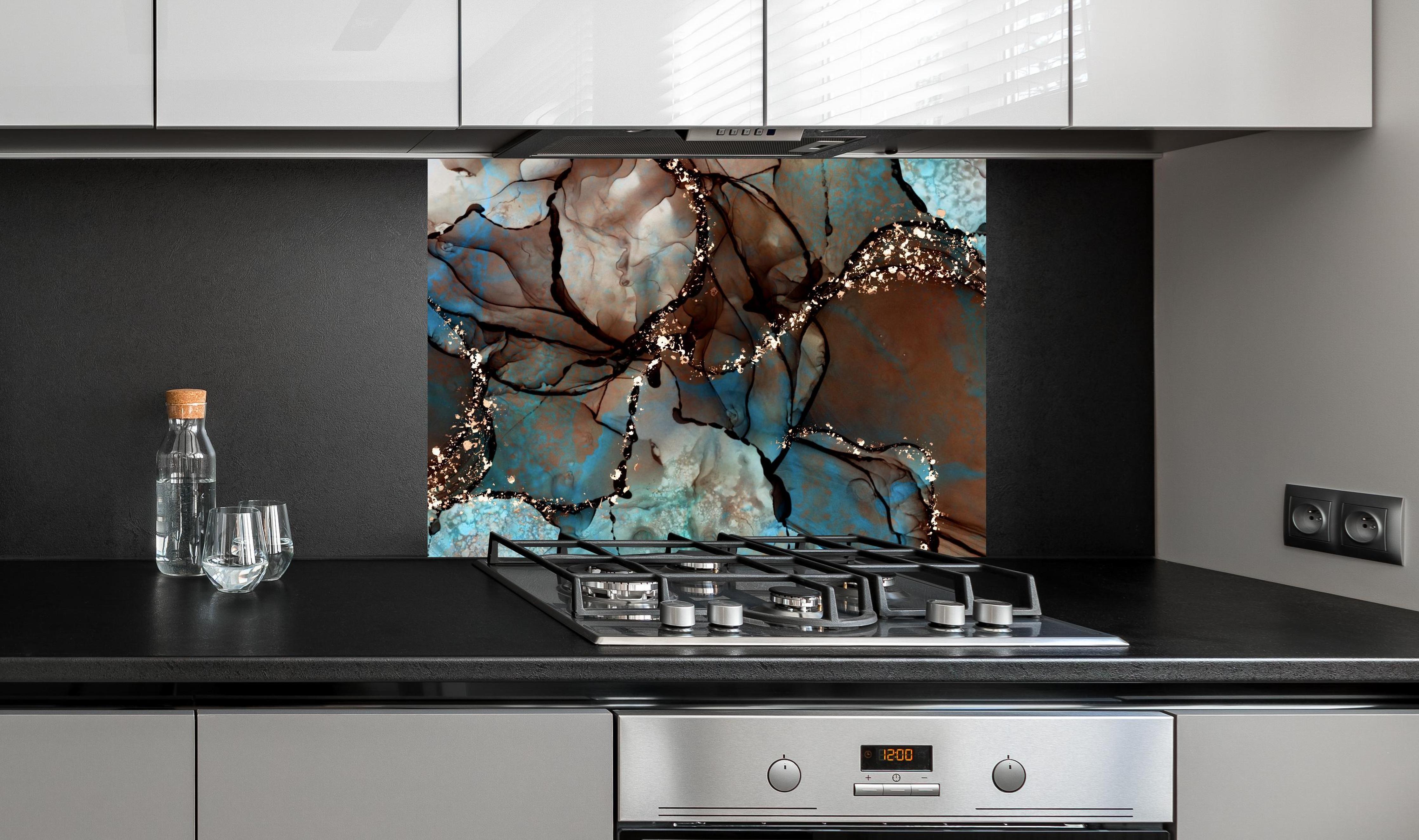 Spritzschutz - Bläulich flüssige Tinte mit Goldelementen an edler Anthrazit-Wand hinter silbernem Gasherd