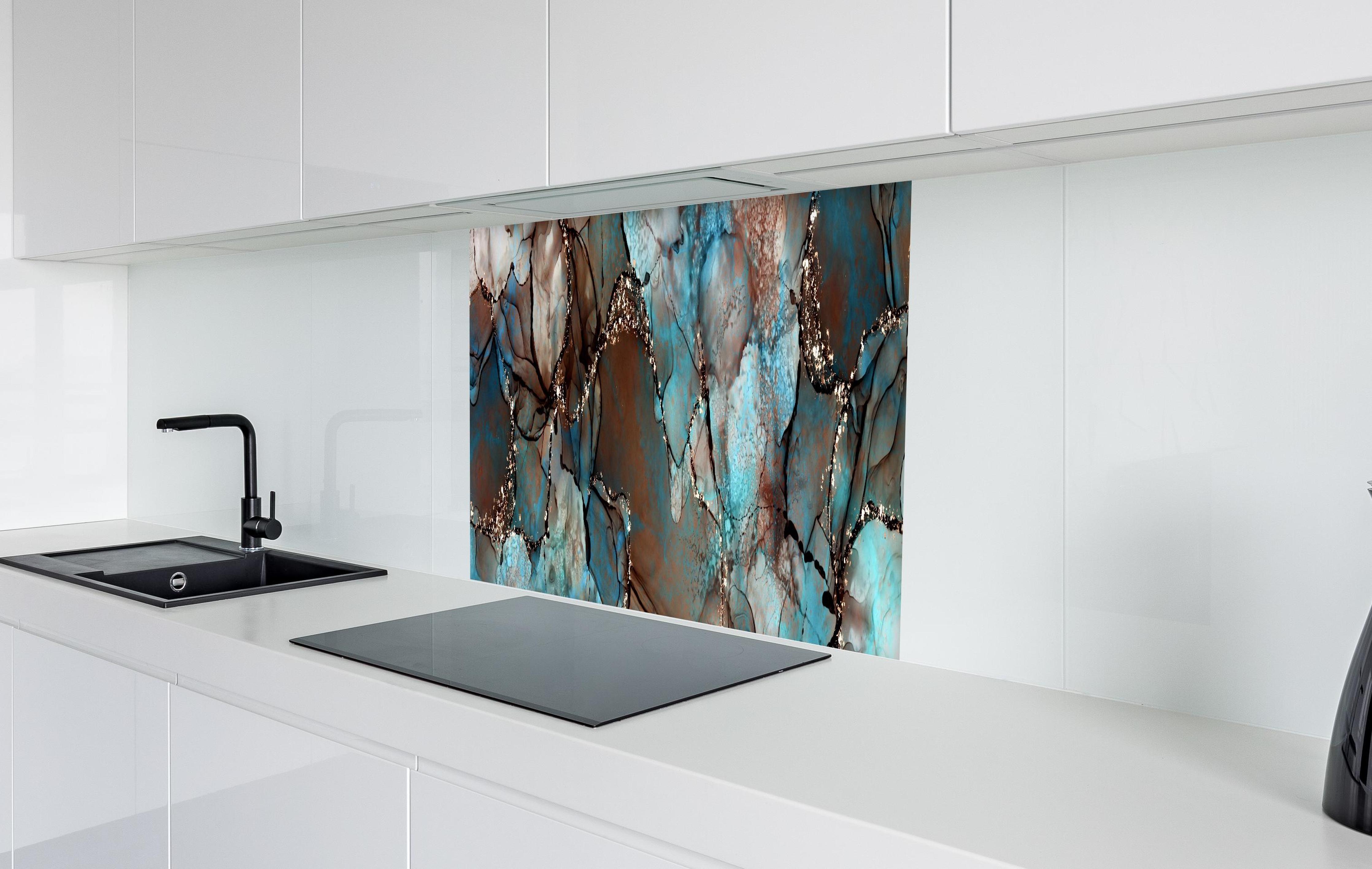 Spritzschutz - Bläulich flüssige Tinte mit Goldelementen  in weißer Hochglanz-Küche hinter einem Cerankochfeld