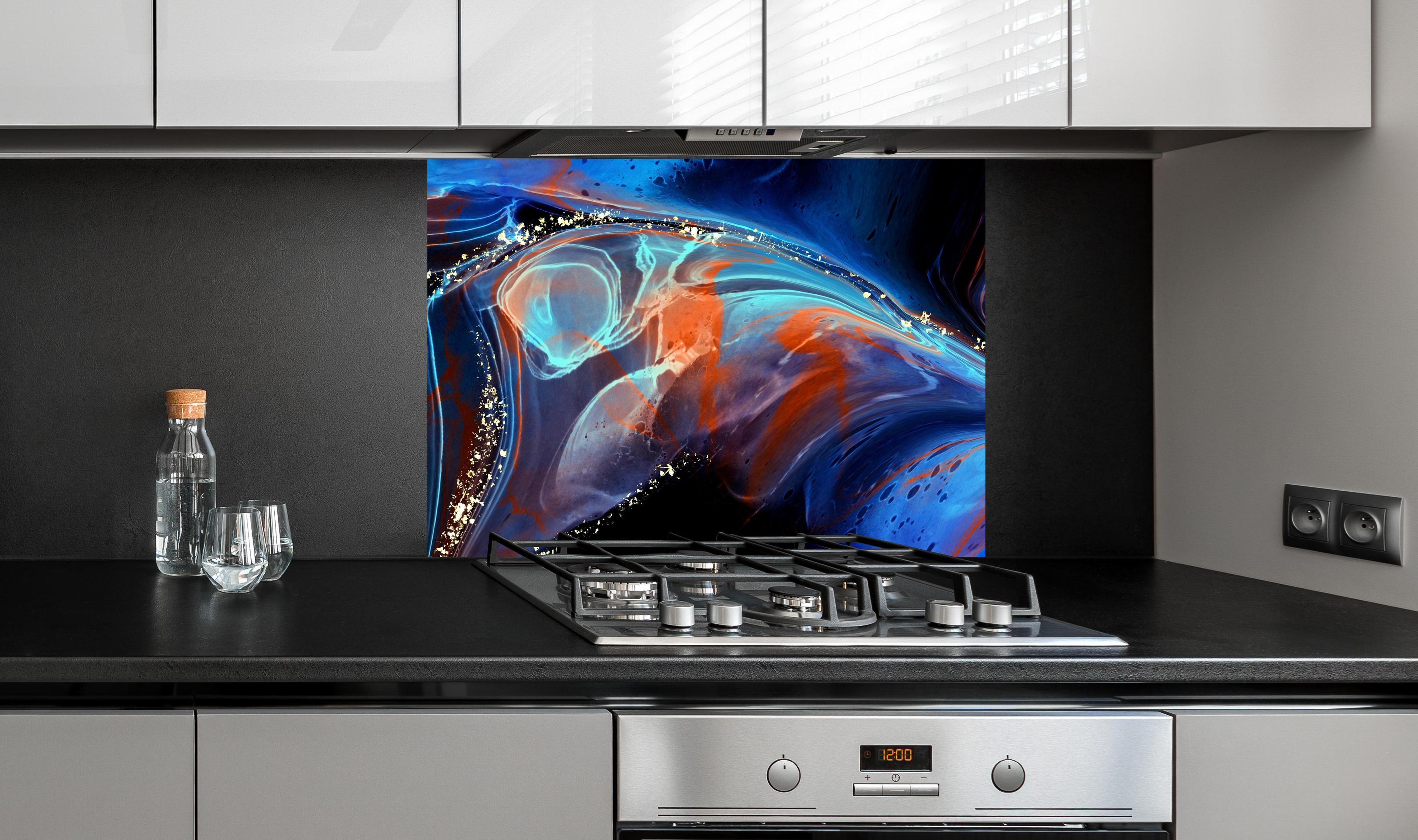 Spritzschutz - Bläuliche Tinte mit Goldelementen an edler Anthrazit-Wand hinter silbernem Gasherd