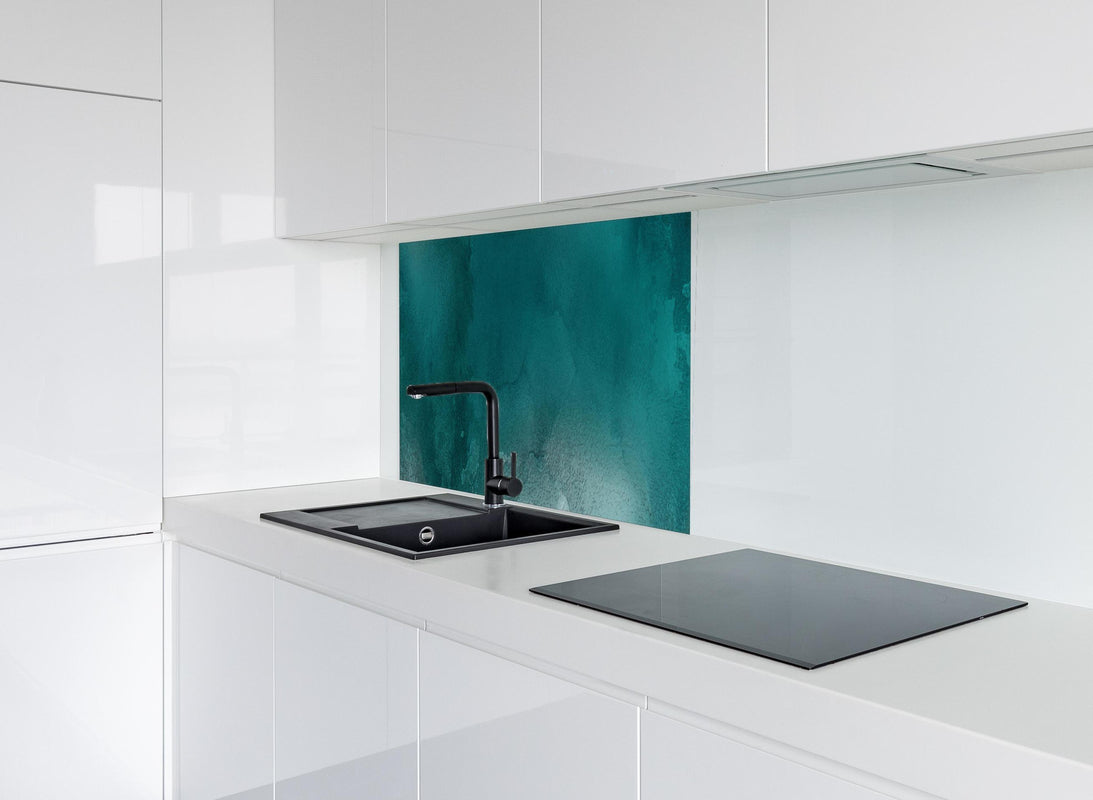 Spritzschutz - Bläuliches Aquarell Wassermuster hinter modernem schwarz-matten Spülbecken in weißer Hochglanz-Küche