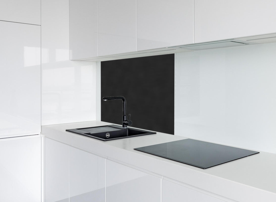 Spritzschutz - Blankes schwarzes Brett hinter modernem schwarz-matten Spülbecken in weißer Hochglanz-Küche