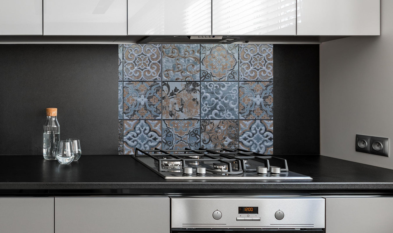 Spritzschutz - Blau geometrische Mosaik Fliesen an edler Anthrazit-Wand hinter silbernem Gasherd