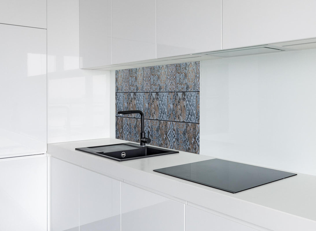 Spritzschutz - Blau geometrische Mosaik Fliesen hinter modernem schwarz-matten Spülbecken in weißer Hochglanz-Küche