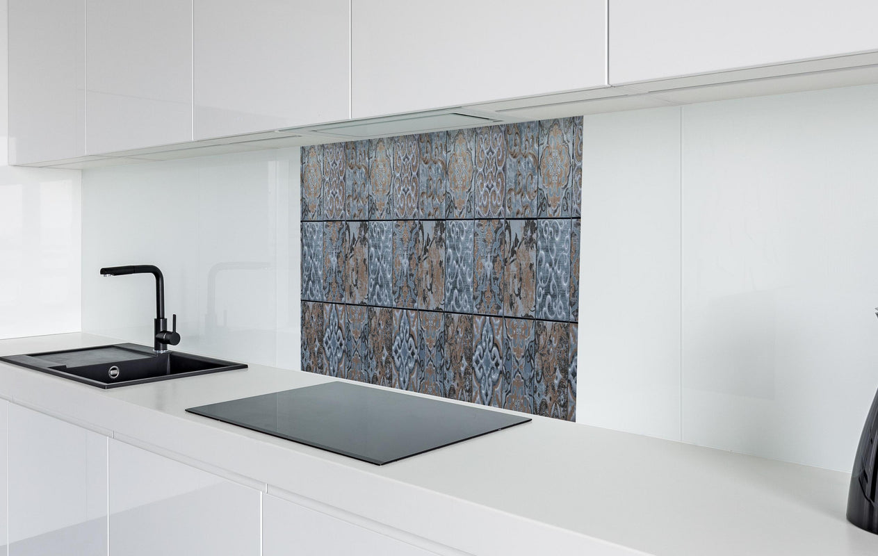 Spritzschutz - Blau geometrische Mosaik Fliesen  in weißer Hochglanz-Küche hinter einem Cerankochfeld
