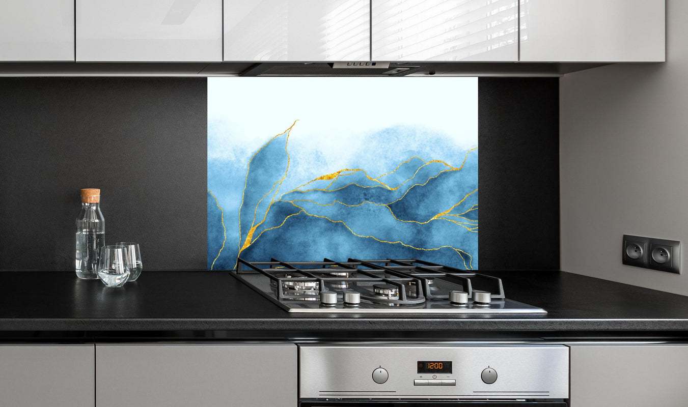 Spritzschutz - Blaues Aquarell mit Goldelementen an edler Anthrazit-Wand hinter silbernem Gasherd