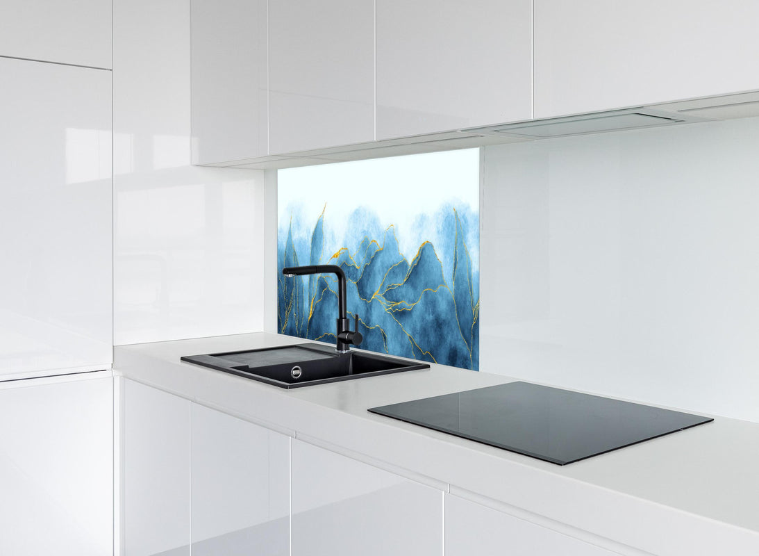 Spritzschutz - Blaues Aquarell mit Goldelementen hinter modernem schwarz-matten Spülbecken in weißer Hochglanz-Küche