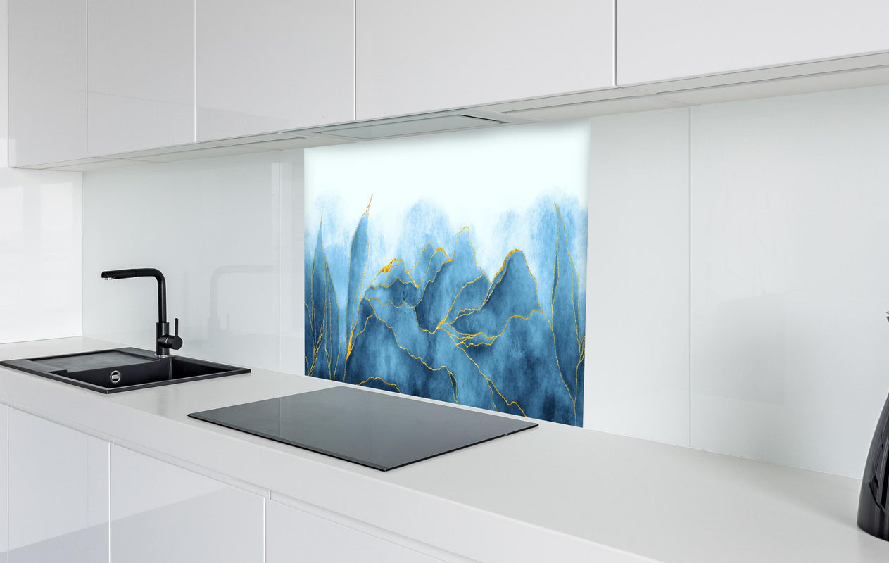 Spritzschutz - Blaues Aquarell mit Goldelementen  in weißer Hochglanz-Küche hinter einem Cerankochfeld