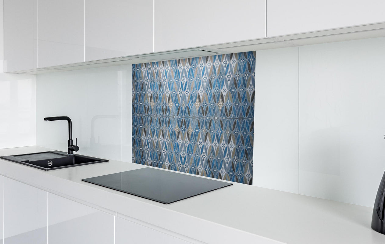 Spritzschutz - Blaues Vintage Mosaik  in weißer Hochglanz-Küche hinter einem Cerankochfeld