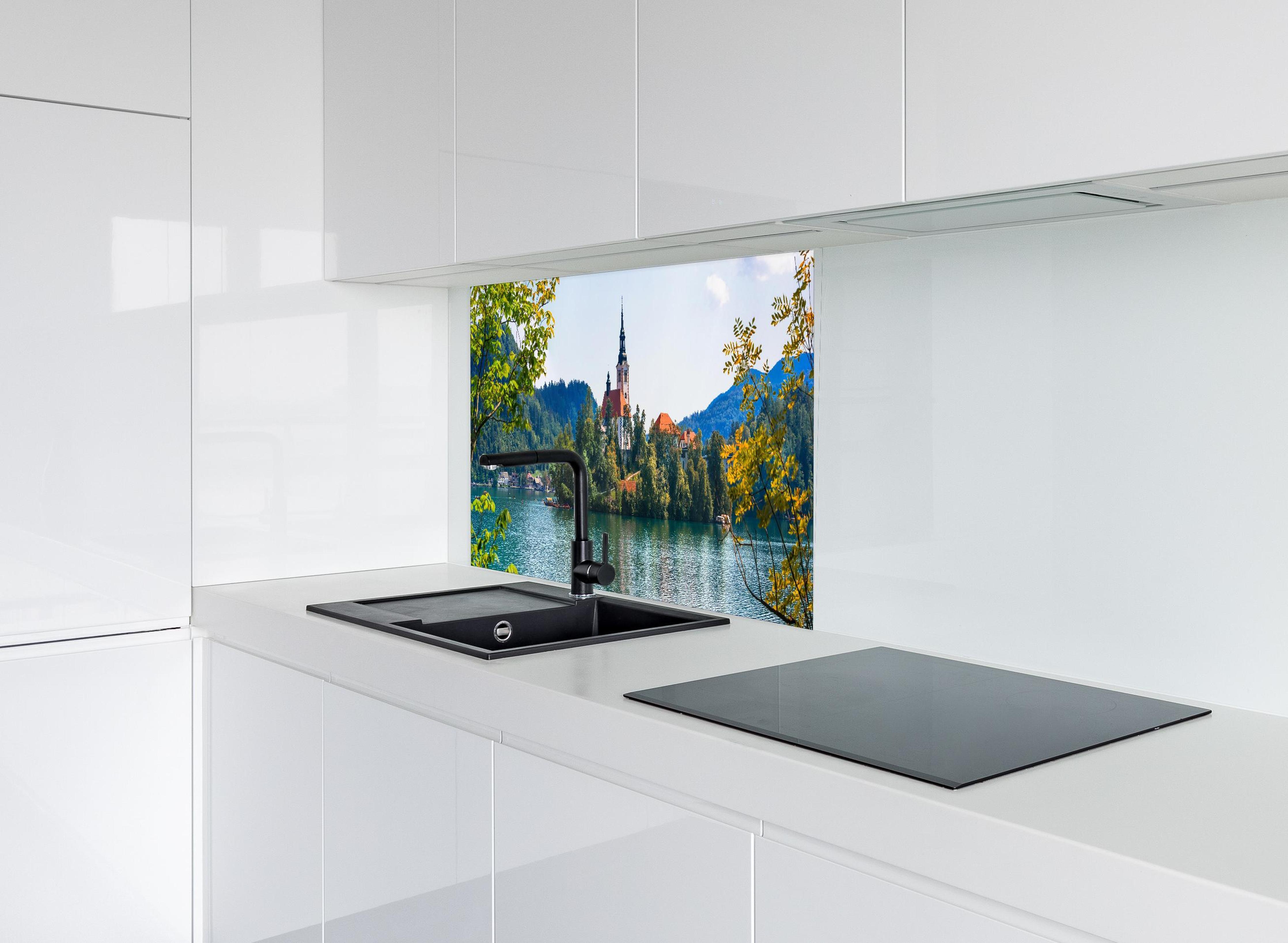 Spritzschutz - Bleder See in Slowenien 2 hinter modernem schwarz-matten Spülbecken in weißer Hochglanz-Küche