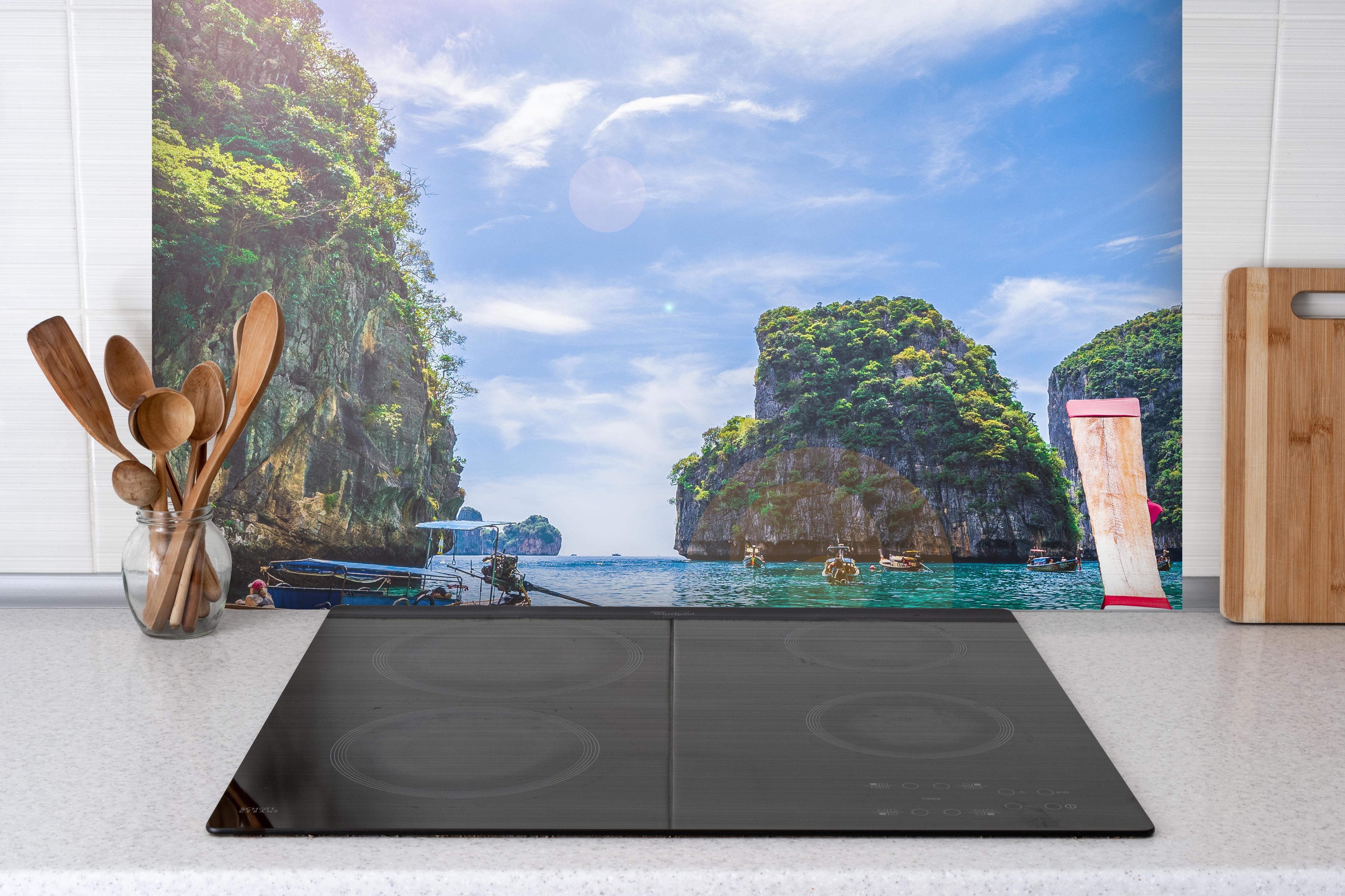 Spritzschutz - Blick auf die Bucht von Loh Samah hinter einem Cerankochfeld zwischen Holz-Kochutensilien
