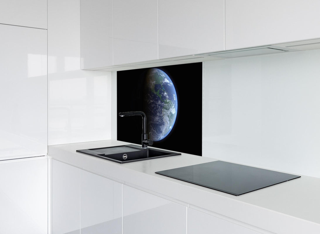 Spritzschutz - Blick auf die Erde vom Weltall hinter modernem schwarz-matten Spülbecken in weißer Hochglanz-Küche