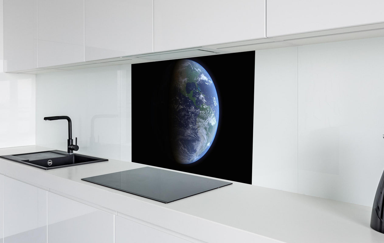 Spritzschutz - Blick auf die Erde vom Weltall  in weißer Hochglanz-Küche hinter einem Cerankochfeld