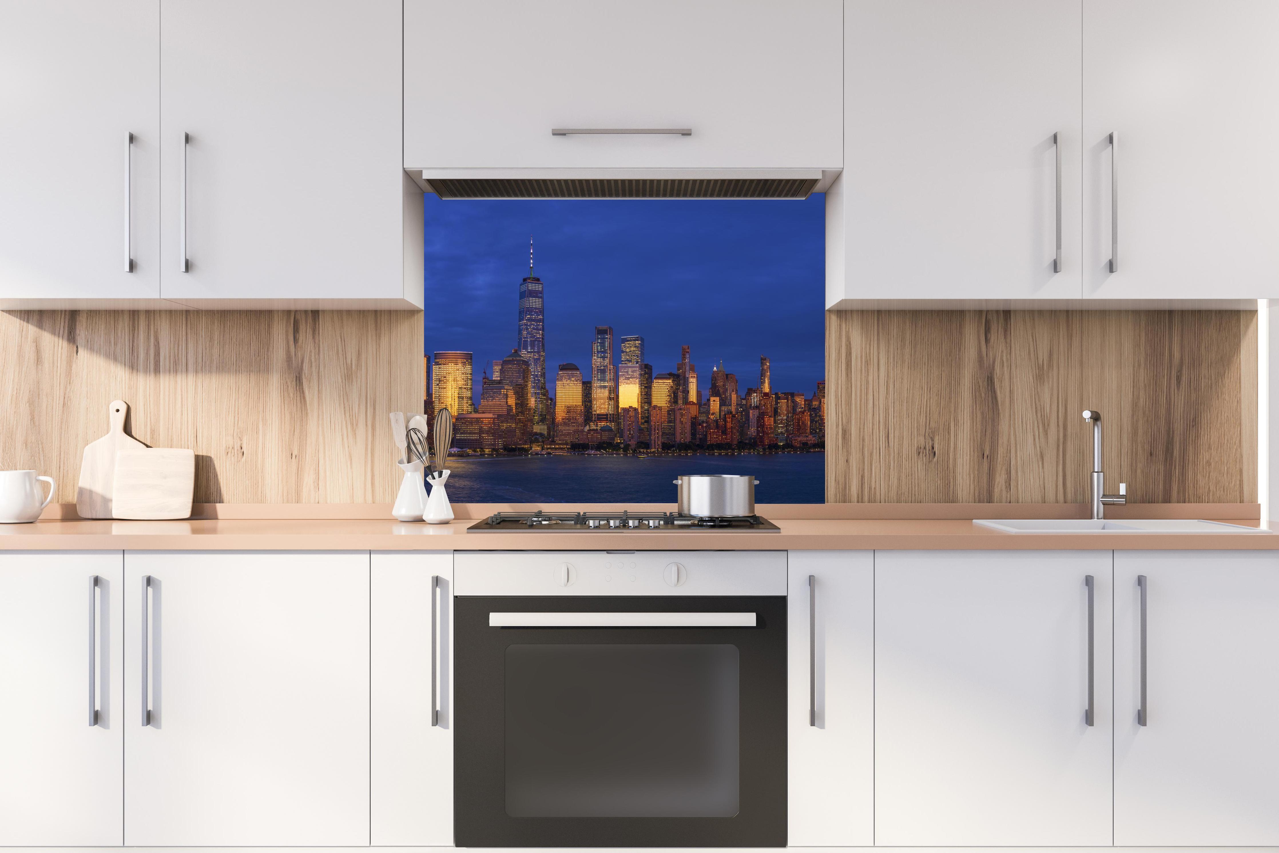 Spritzschutz - Blick auf die Skyline von Manhattan hinter stilvollem Gasherd unter Dunstabzugshaube