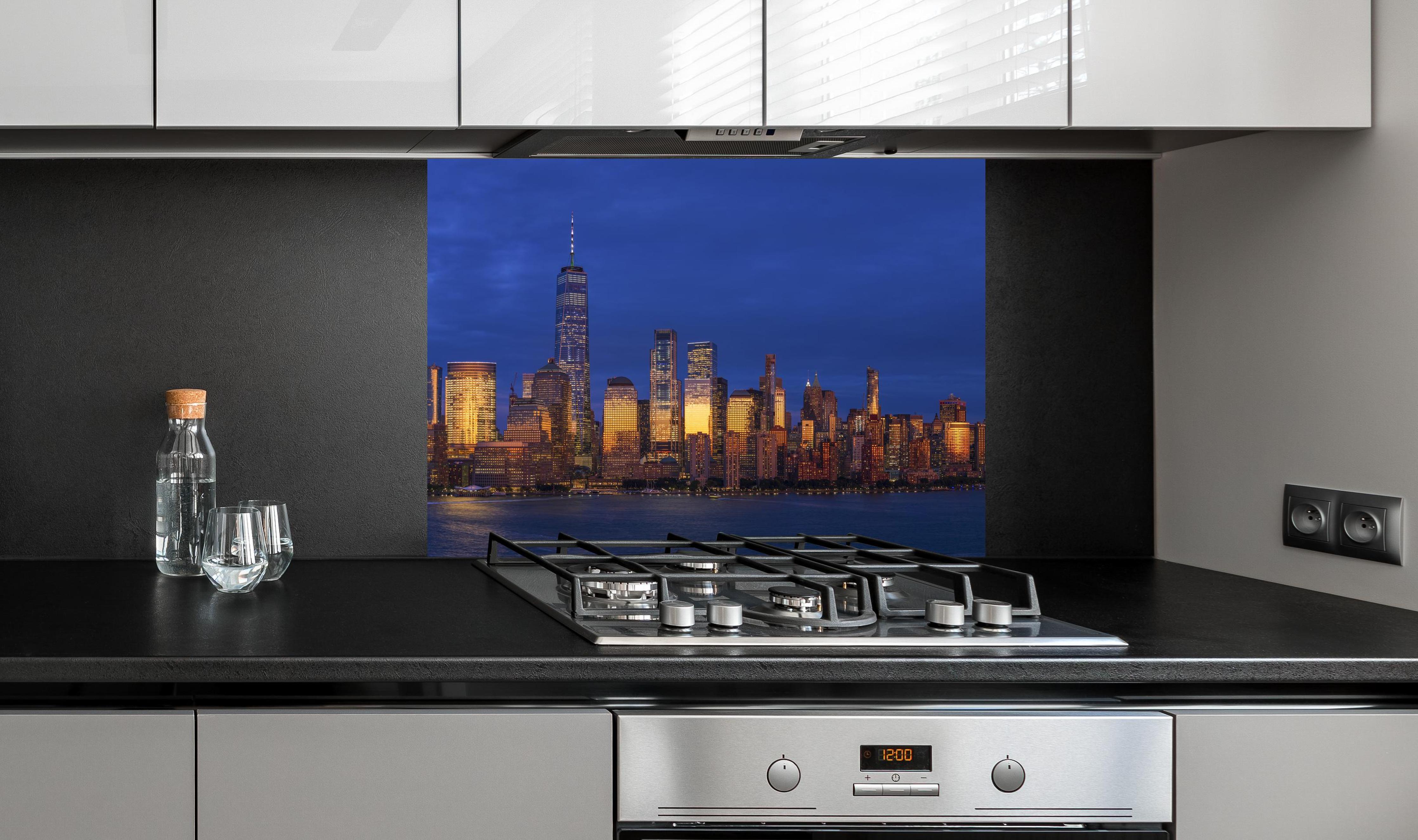 Spritzschutz - Blick auf die Skyline von Manhattan an edler Anthrazit-Wand hinter silbernem Gasherd
