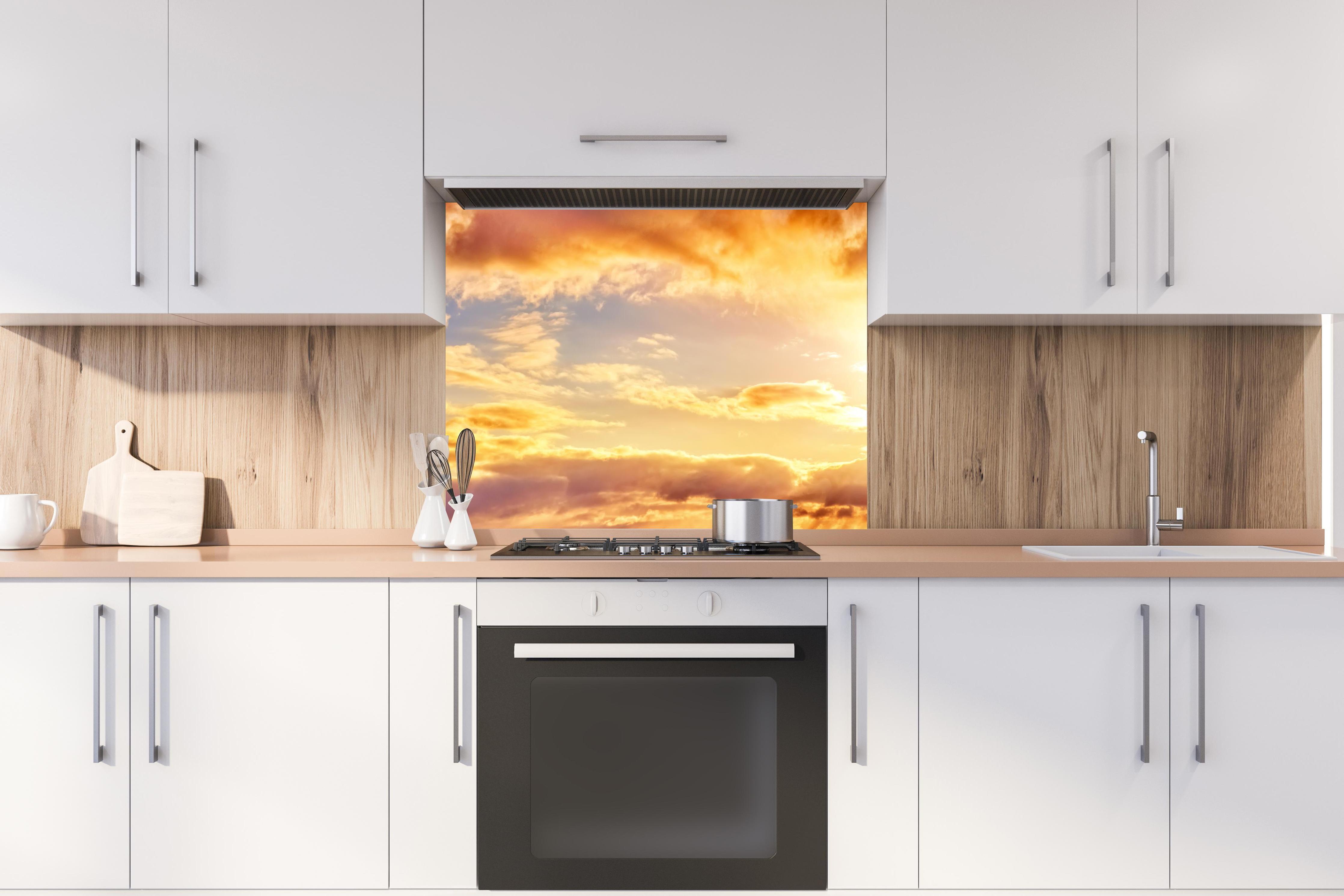 Spritzschutz - Blick zum schönen Sonnenuntergang hinter stilvollem Gasherd unter Dunstabzugshaube