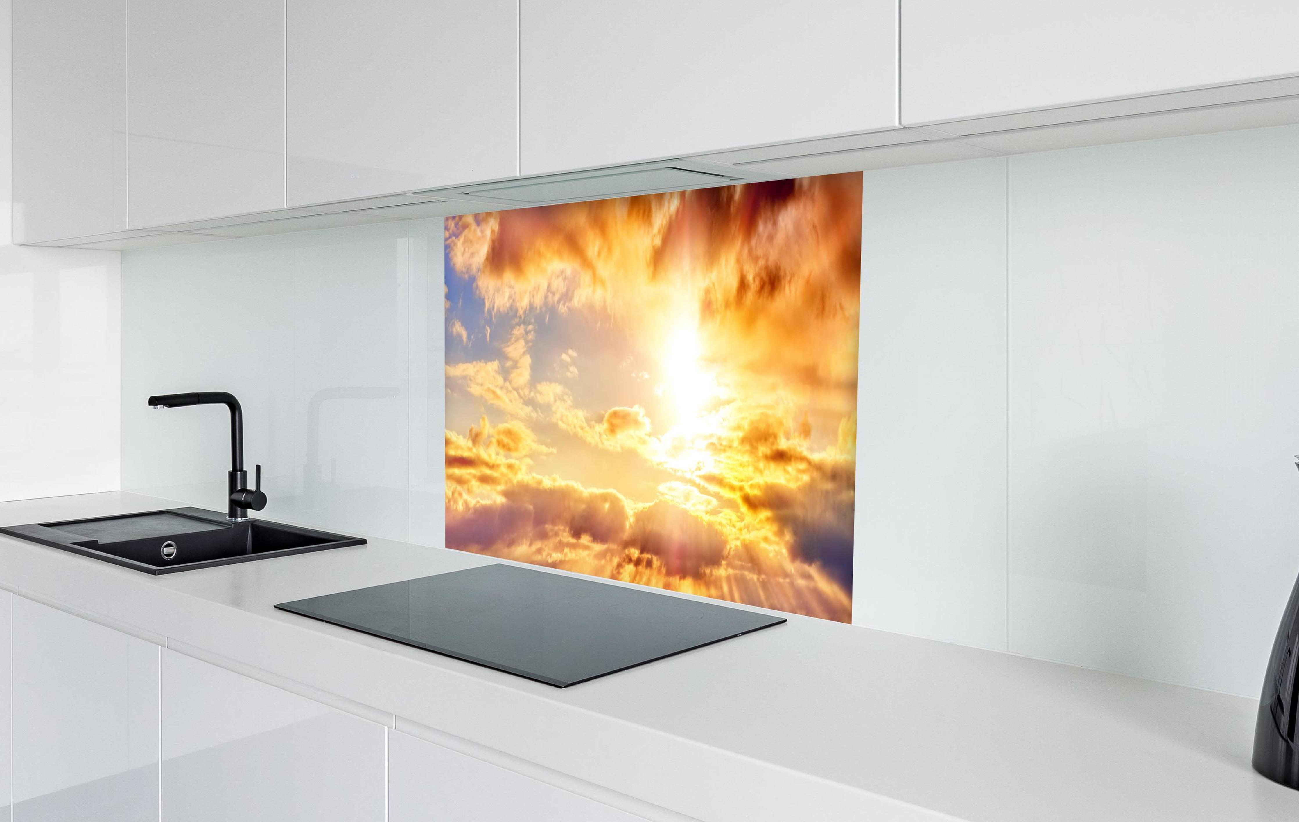 Spritzschutz - Blick zum schönen Sonnenuntergang  in weißer Hochglanz-Küche hinter einem Cerankochfeld