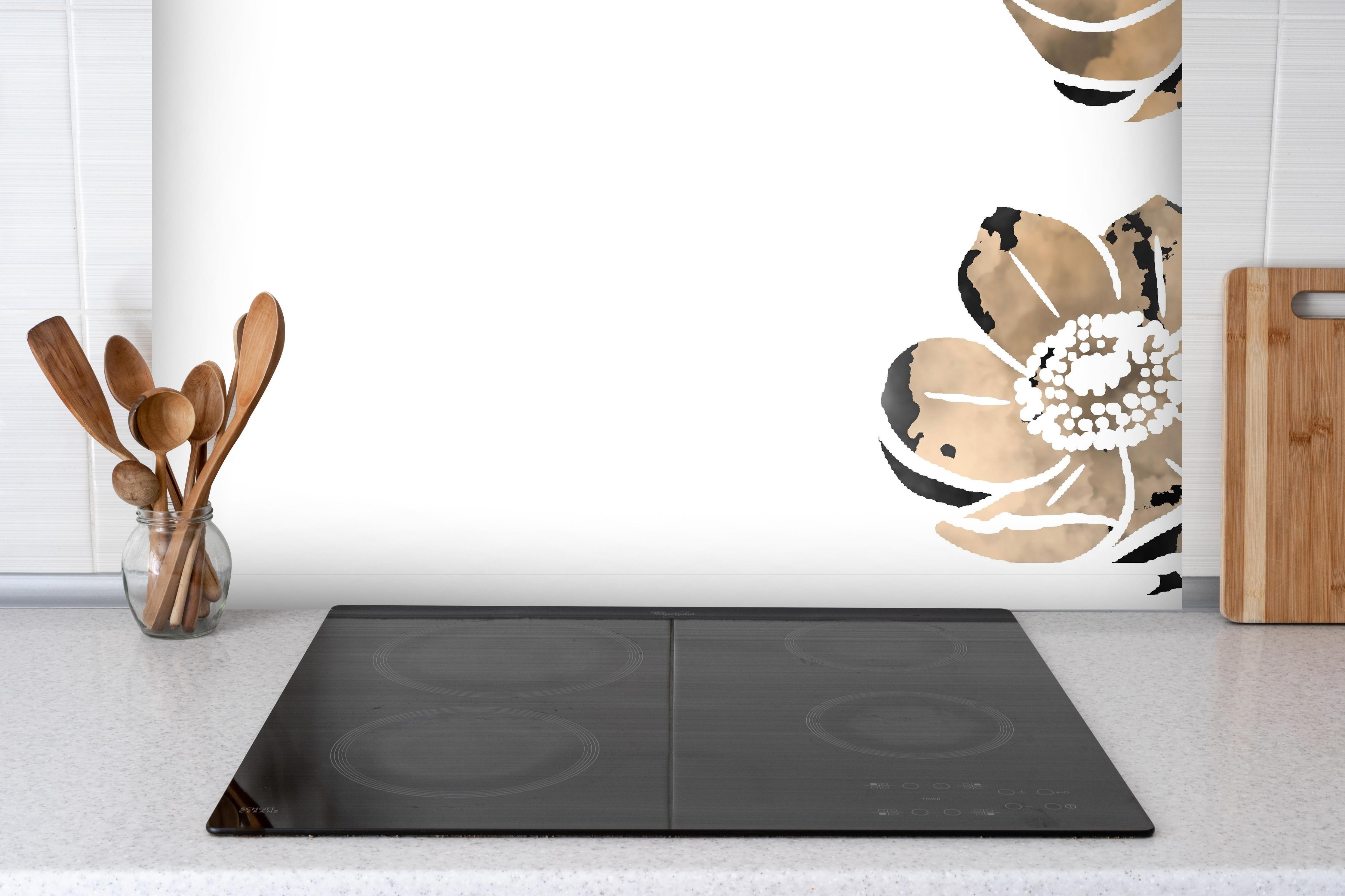 Spritzschutz - Blumen auf weißem Hintergrund - Aquarell hinter einem Cerankochfeld zwischen Holz-Kochutensilien
