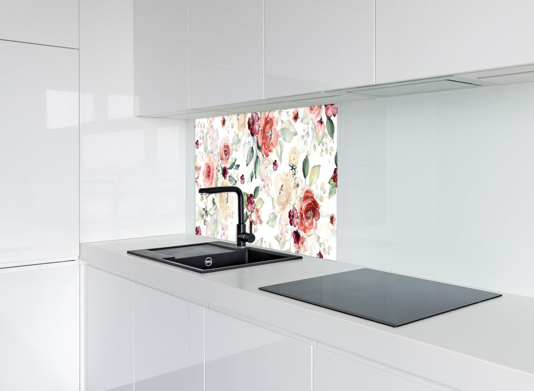 Spritzschutz - Blumen und Blätter im Tapeten-Stil hinter modernem schwarz-matten Spülbecken in weißer Hochglanz-Küche