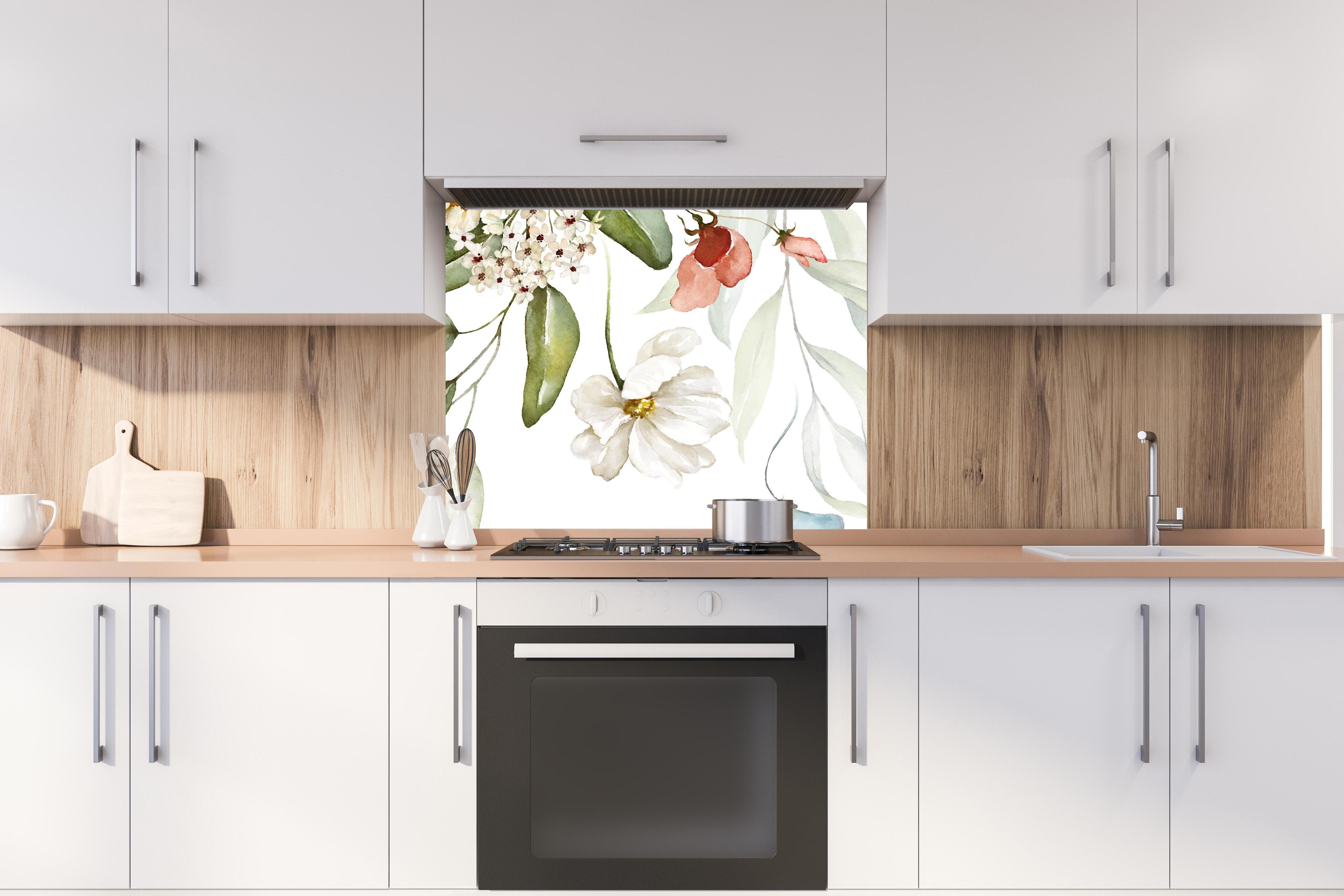 Spritzschutz - Blumenstrauß-Bordüre auf weißem Grund hinter stilvollem Gasherd unter Dunstabzugshaube