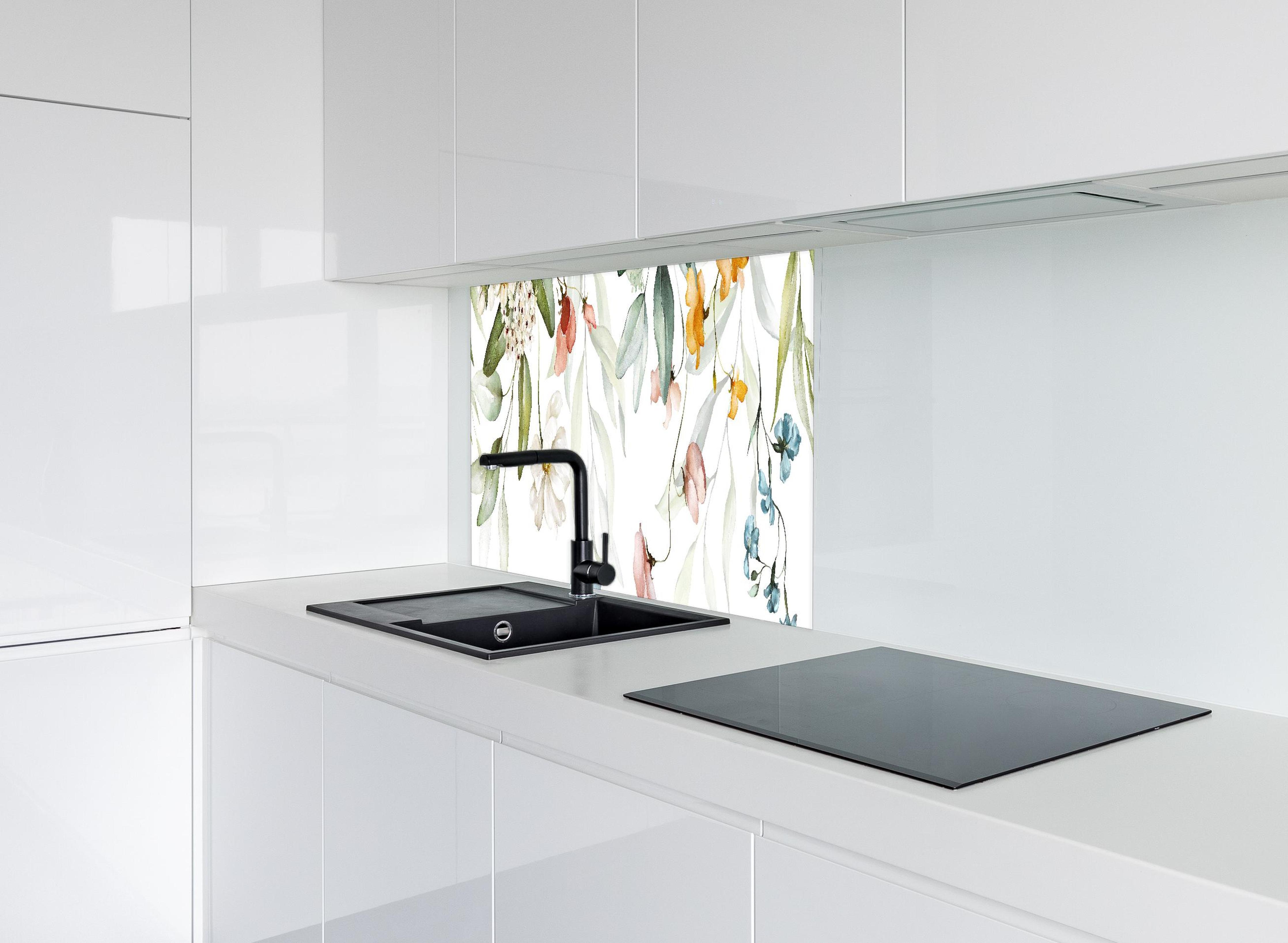 Spritzschutz - Blumenstrauß-Bordüre auf weißem Grund hinter modernem schwarz-matten Spülbecken in weißer Hochglanz-Küche