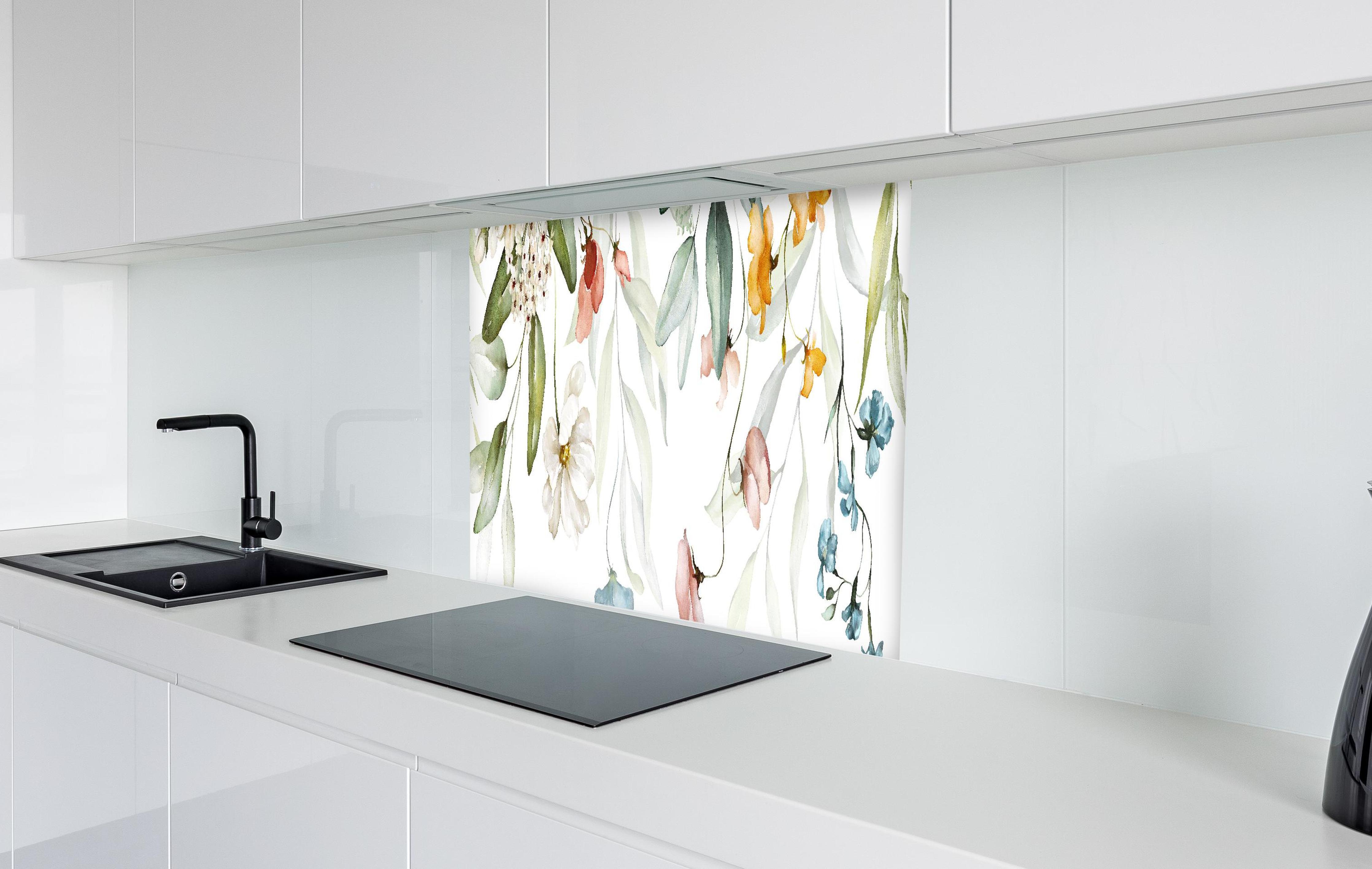 Spritzschutz - Blumenstrauß-Bordüre auf weißem Grund  in weißer Hochglanz-Küche hinter einem Cerankochfeld
