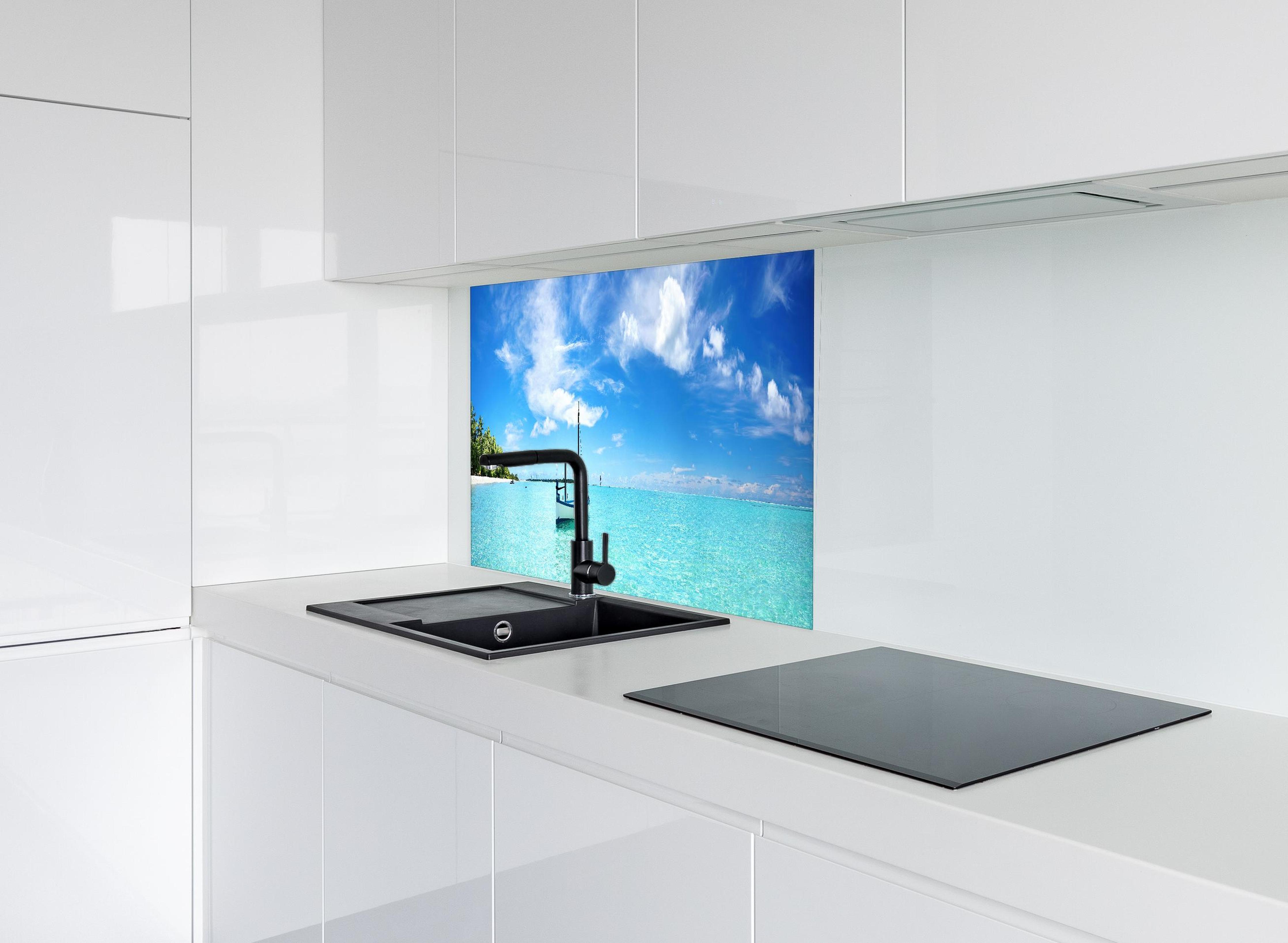 Spritzschutz - Boot im türkisfarbenen Meerwasser hinter modernem schwarz-matten Spülbecken in weißer Hochglanz-Küche