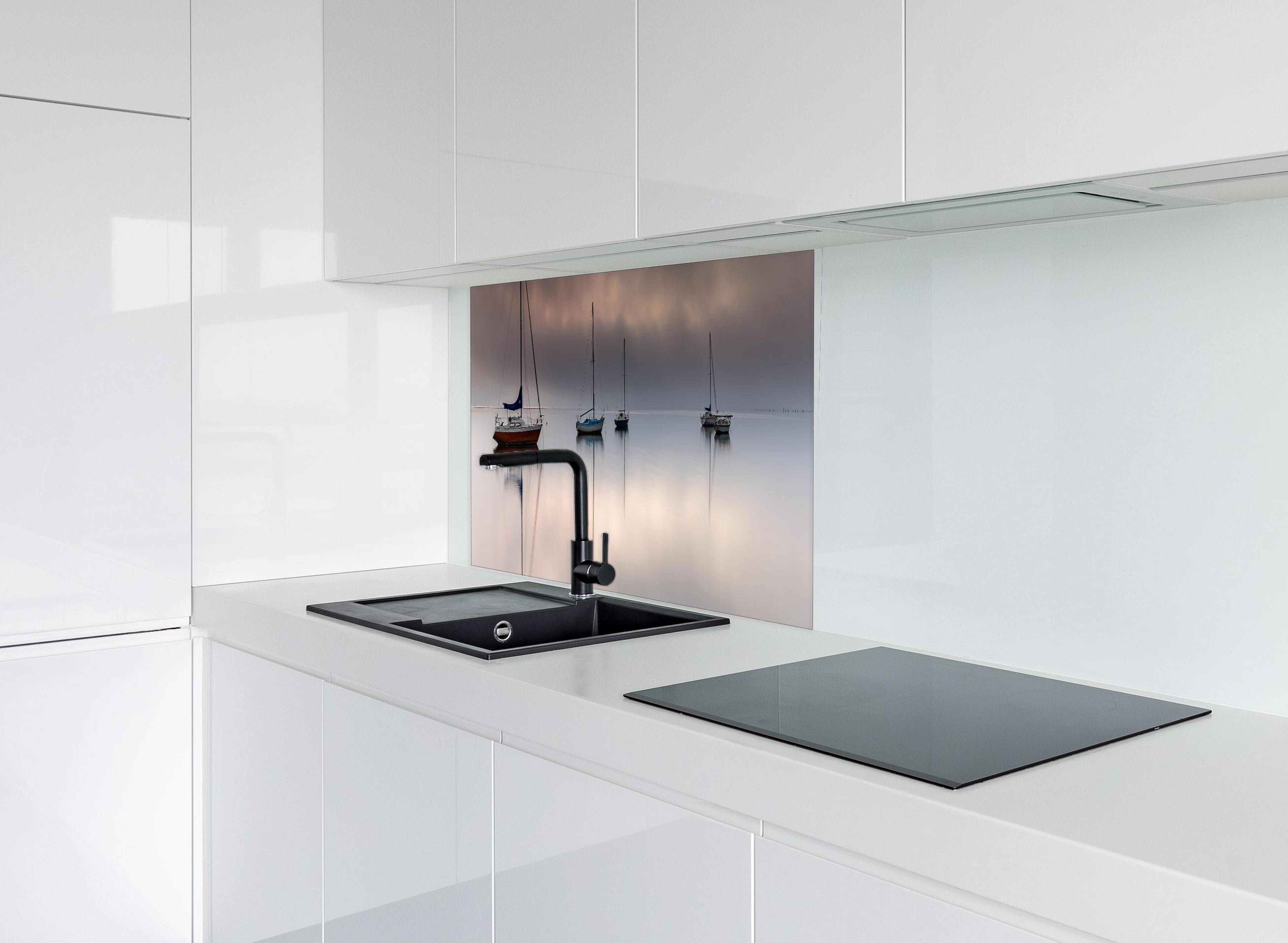Spritzschutz - Boote auf nebeligem Meer hinter modernem schwarz-matten Spülbecken in weißer Hochglanz-Küche