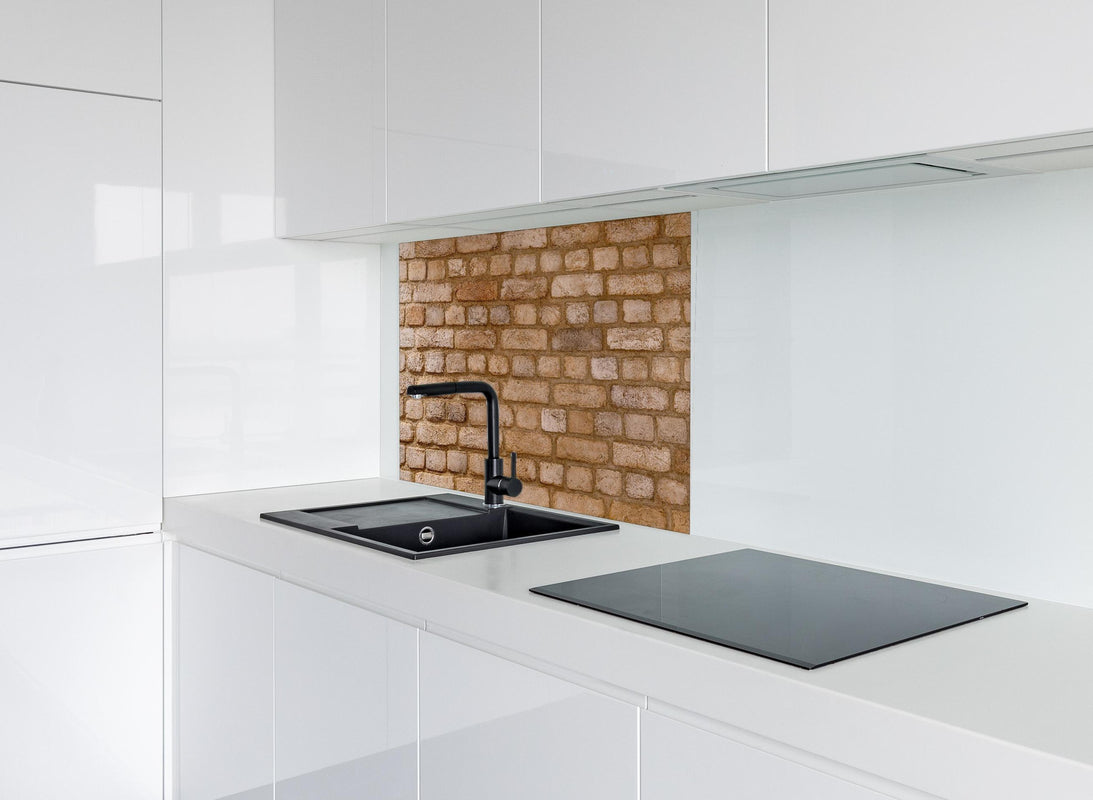 Spritzschutz - Braune Backsteinmauer Textur hinter modernem schwarz-matten Spülbecken in weißer Hochglanz-Küche
