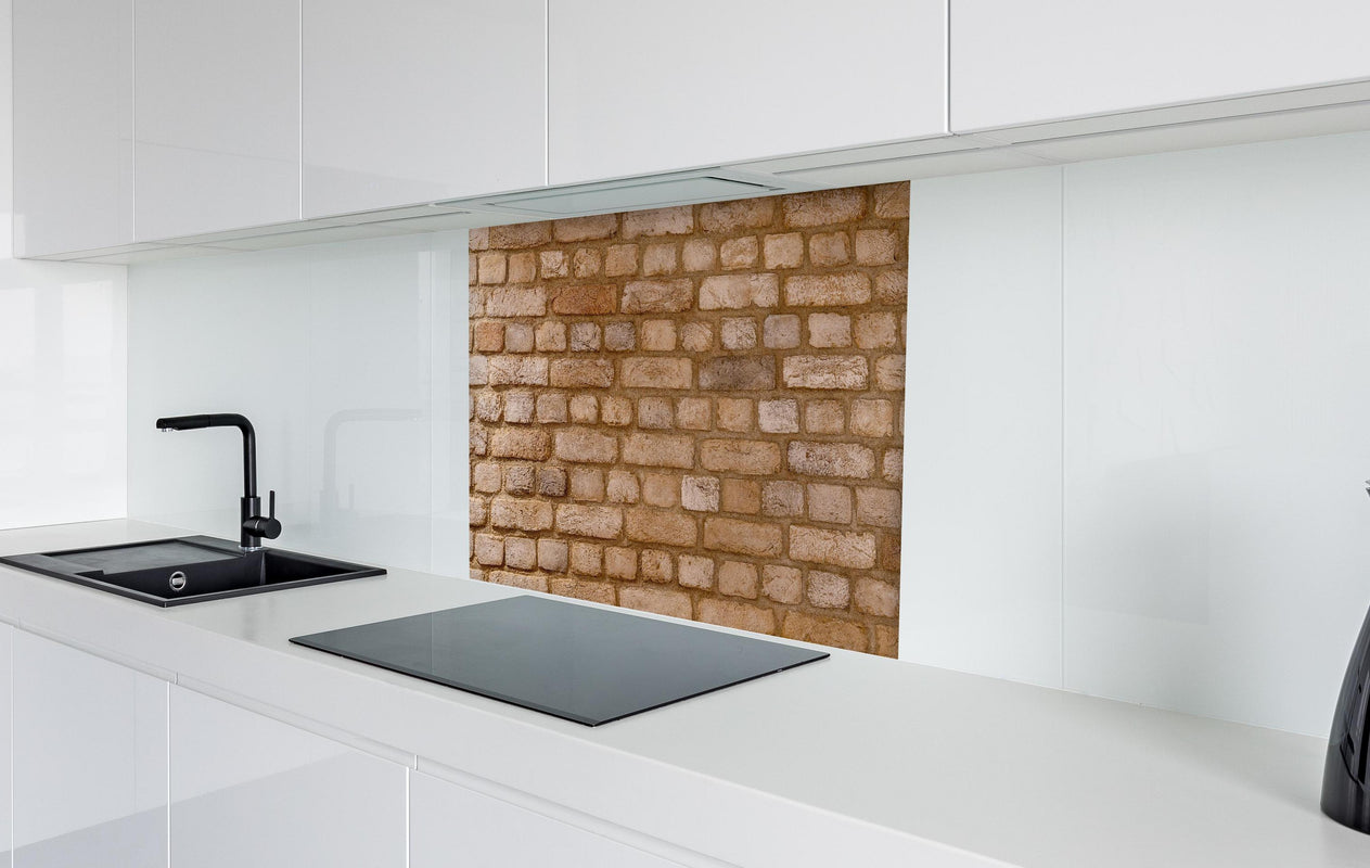 Spritzschutz - Braune Backsteinmauer Textur  in weißer Hochglanz-Küche hinter einem Cerankochfeld