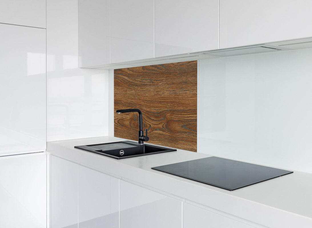 Spritzschutz - Braune Holztextur mit Streifenmuster hinter modernem schwarz-matten Spülbecken in weißer Hochglanz-Küche