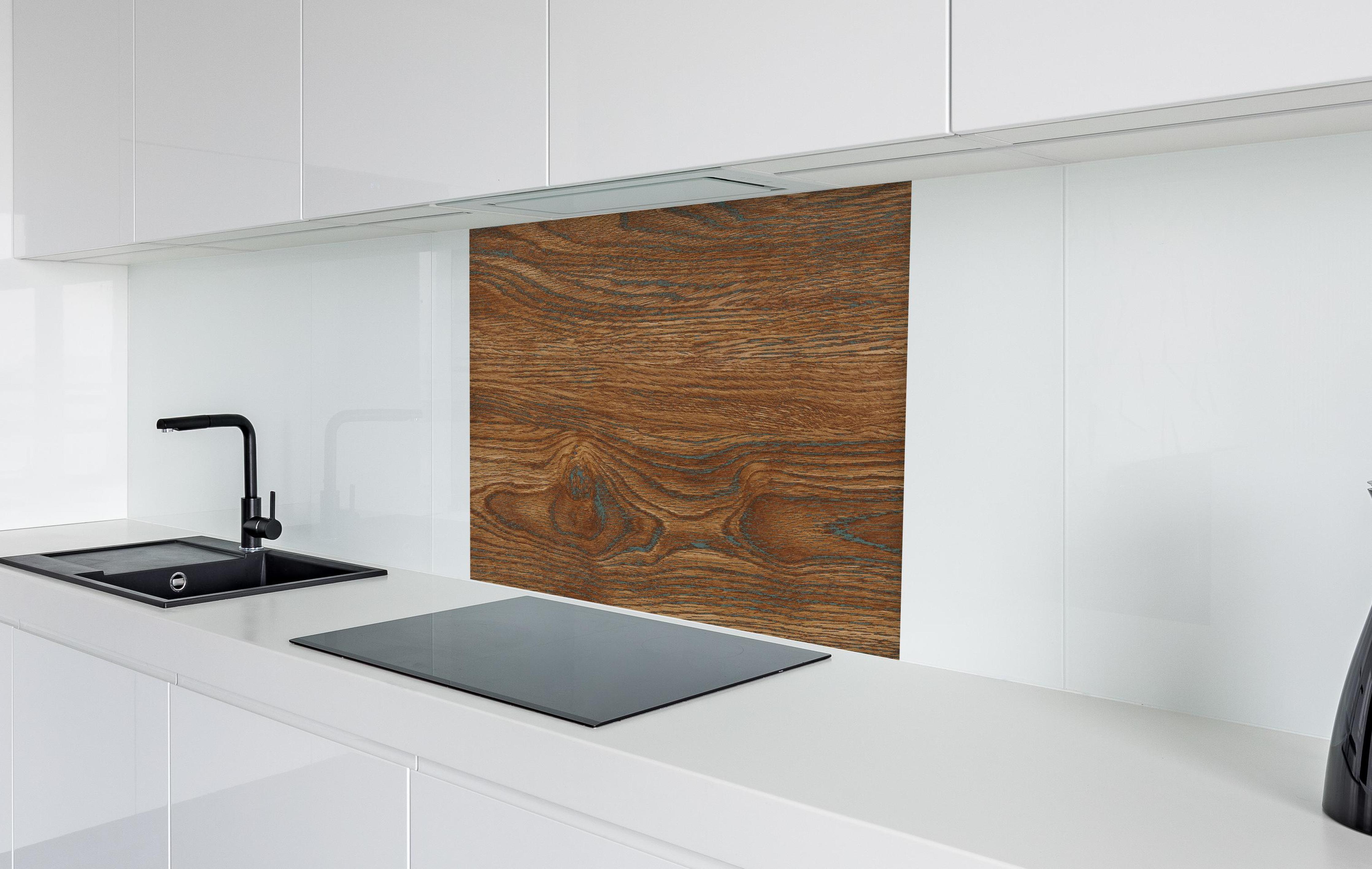 Spritzschutz - Braune Holztextur mit Streifenmuster  in weißer Hochglanz-Küche hinter einem Cerankochfeld