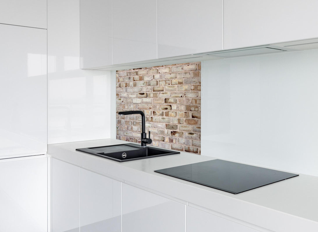 Spritzschutz - Braune verschimmelte Ziegelmauer hinter modernem schwarz-matten Spülbecken in weißer Hochglanz-Küche
