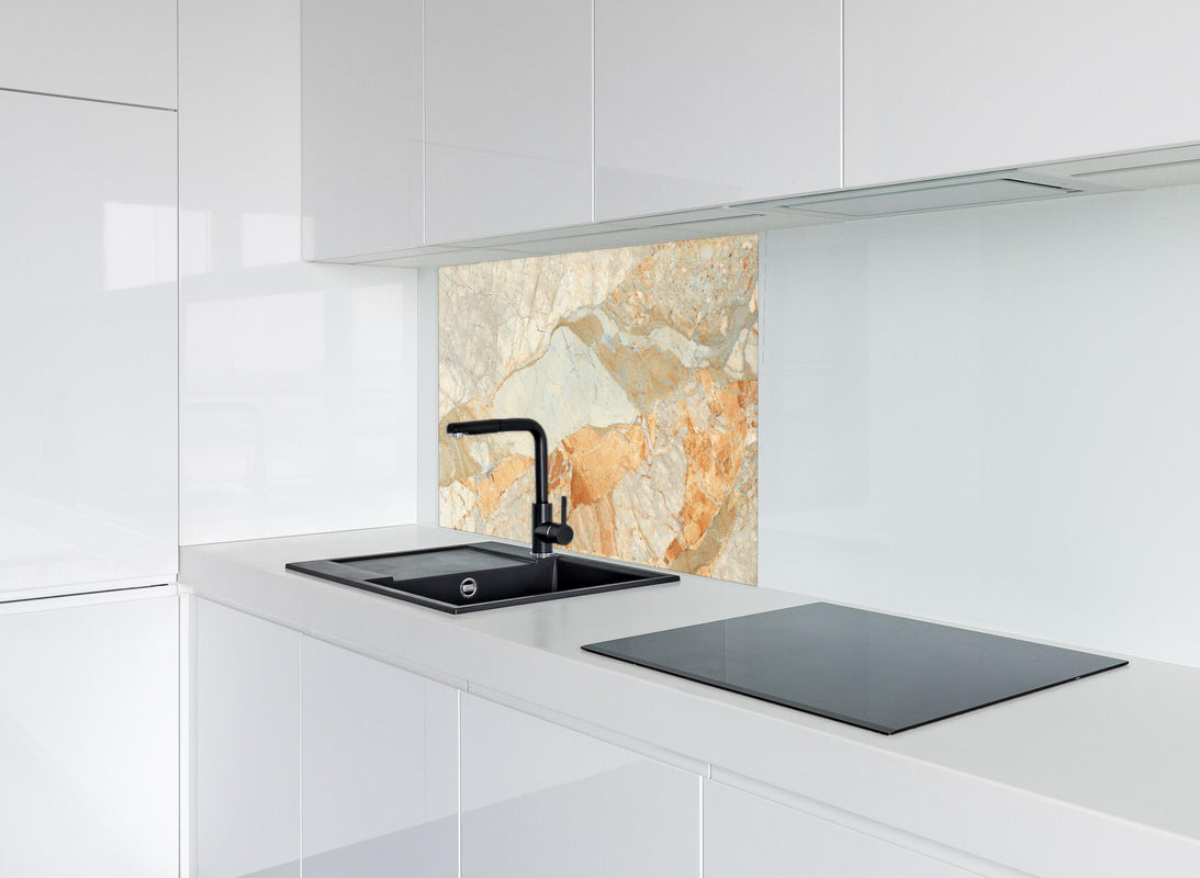 Spritzschutz - Brauner Marmor mit Adern hinter modernem schwarz-matten Spülbecken in weißer Hochglanz-Küche